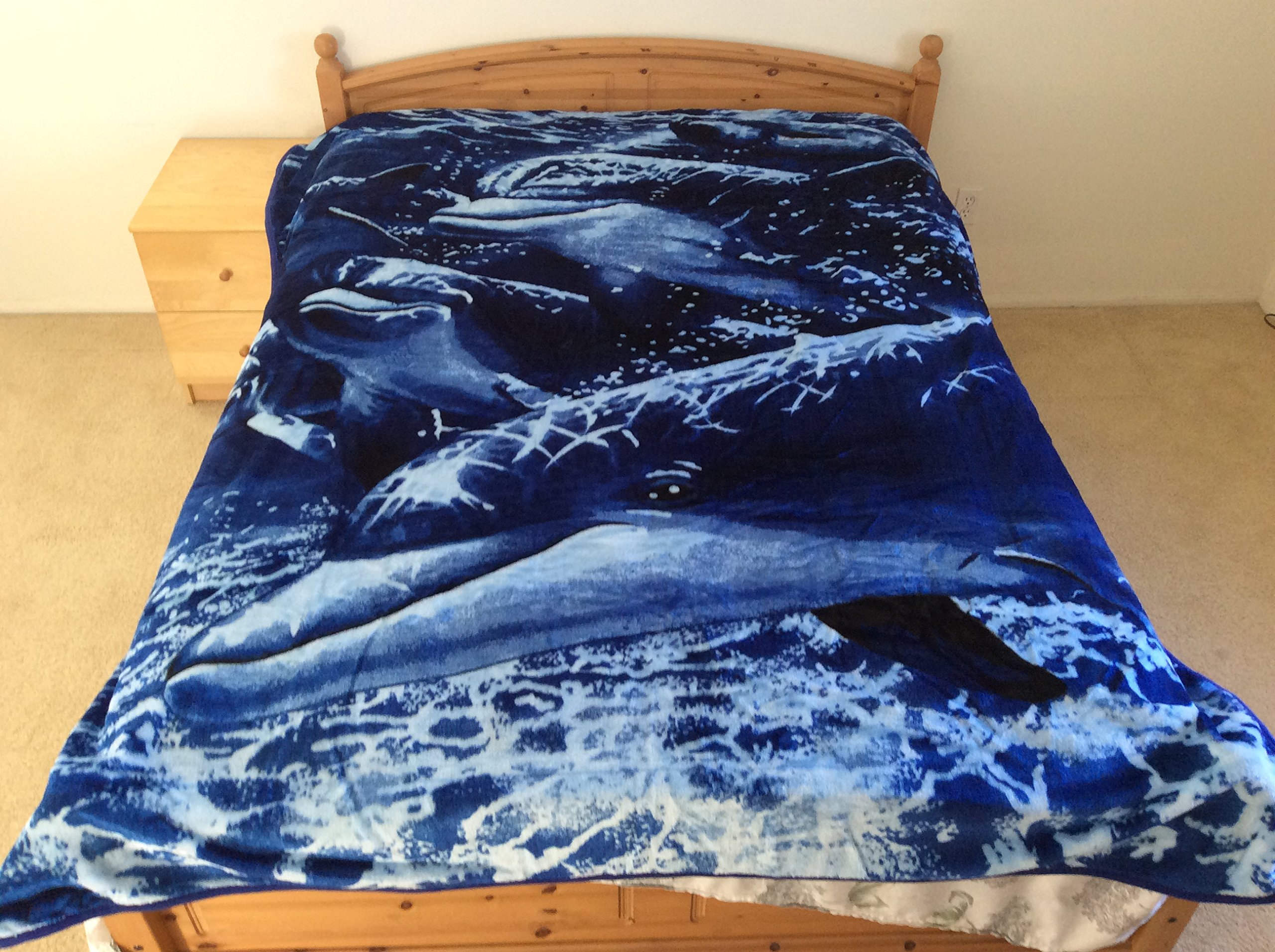 Soft Mink Style Queen Size Blanket with Dolphin Design - Perfect for Cozy Nights, Bedroom Decor, and Gift Giving