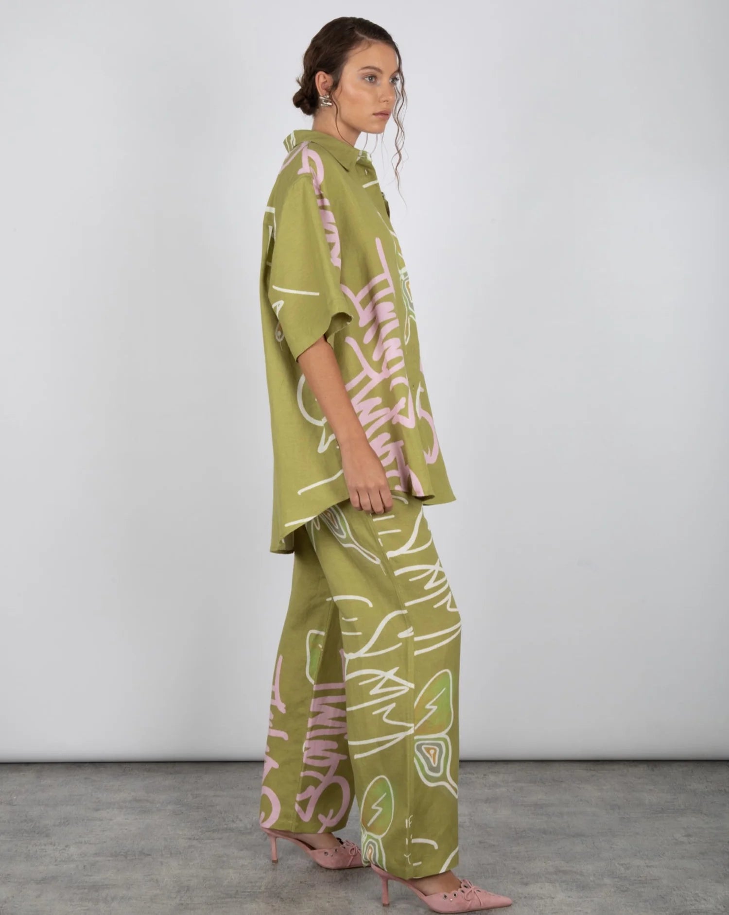 BIG SHIRT GRAFITTI BUTTERFLY KHAKI - Oversized Graphic Tee with Butterfly Print for Women - Perfect for Streetwear, Casual Outfits & Summer Fashion