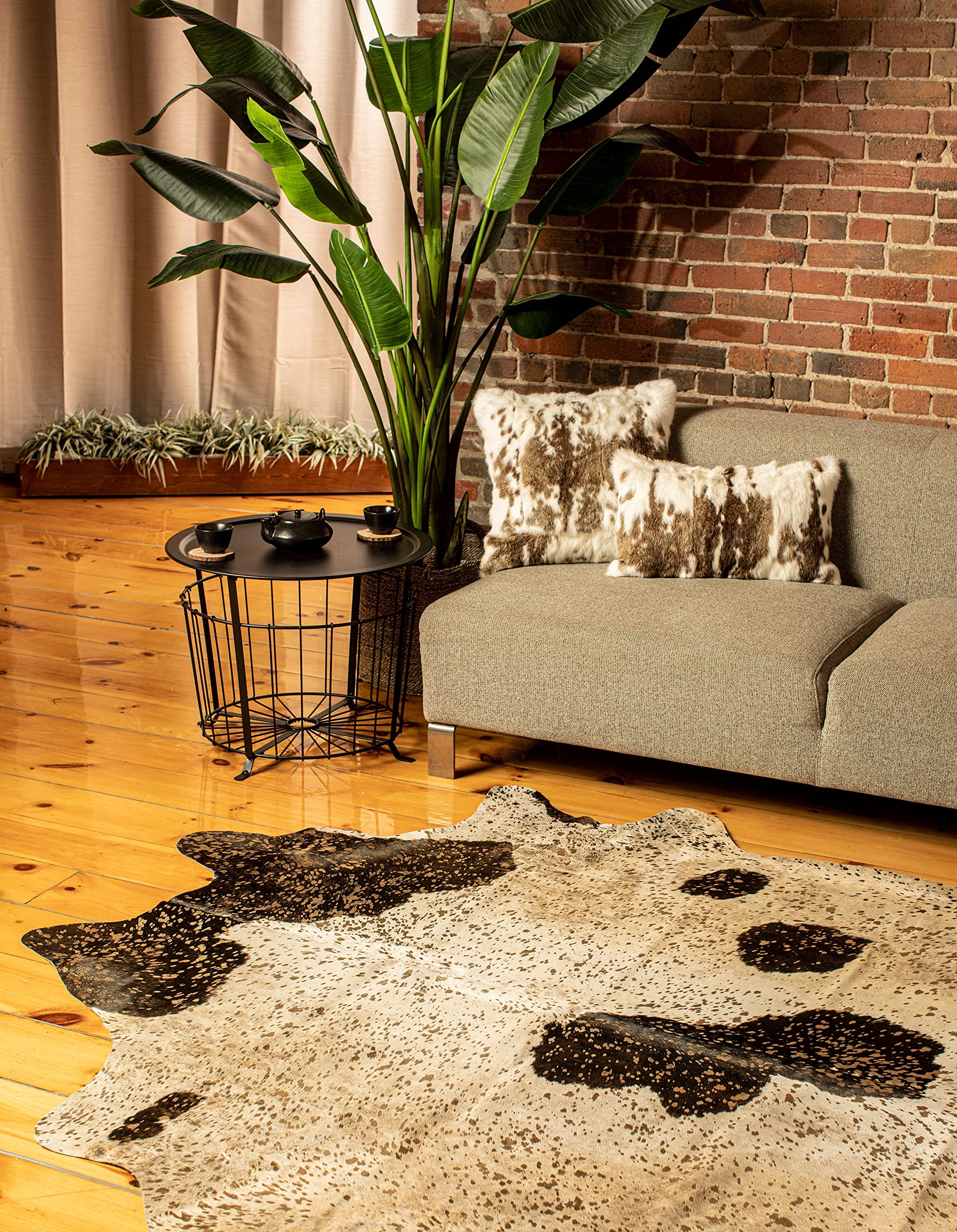 Premium Handmade 100% Natural Scotland Cowhide Area Rug – Low Pile Shed-Resistant Design for Living Room, Bedroom & Office – White & Gold 6x7 ft – Perfect for Farmhouse, Modern & Scandinavian Decor
