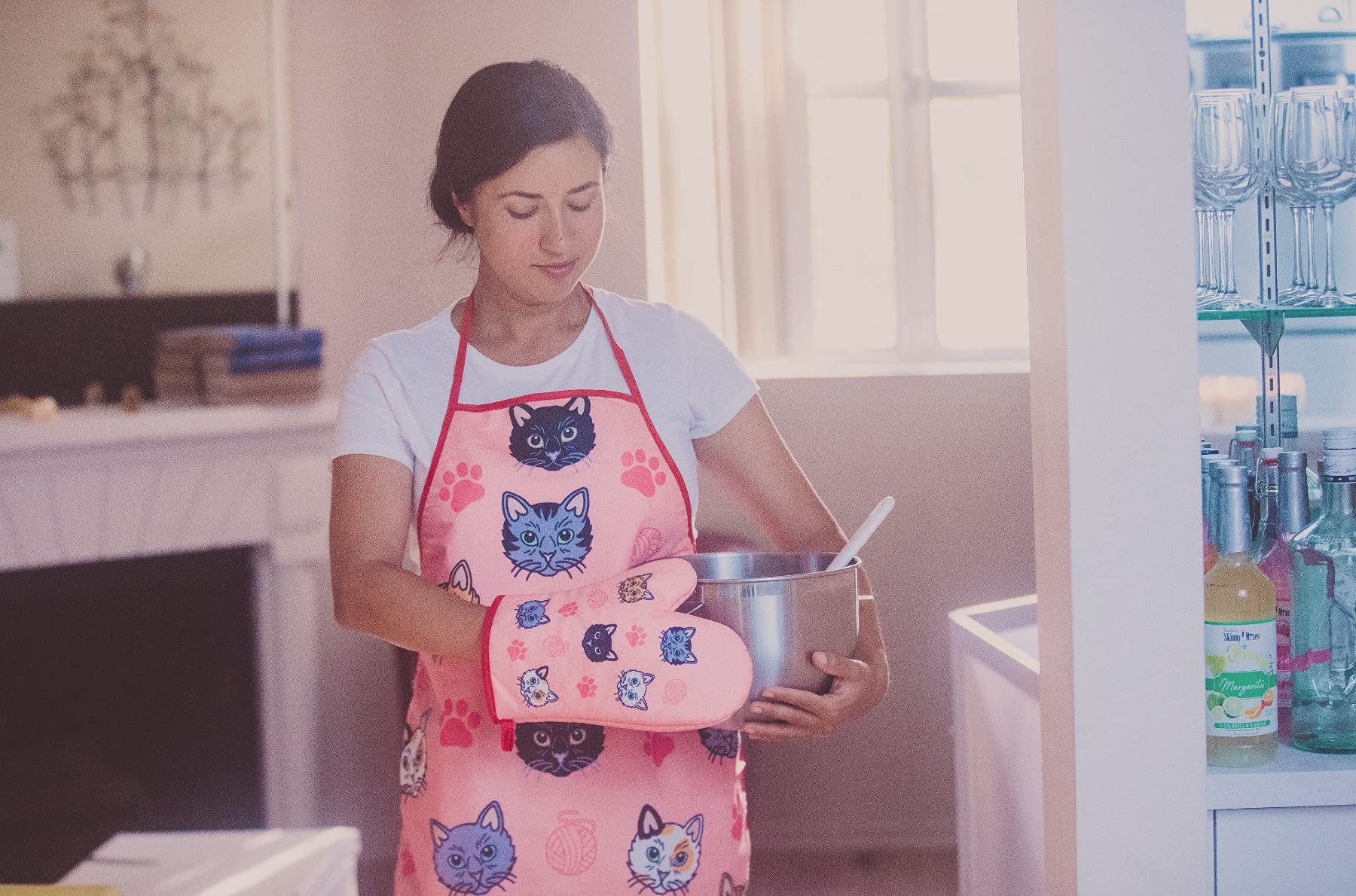 Funny Cat Lover Kitchen Apron & Oven Mitt Set - Cute Kitty Yarn Design for Baking, Cooking & Grilling - Perfect Gift for Animal Lovers