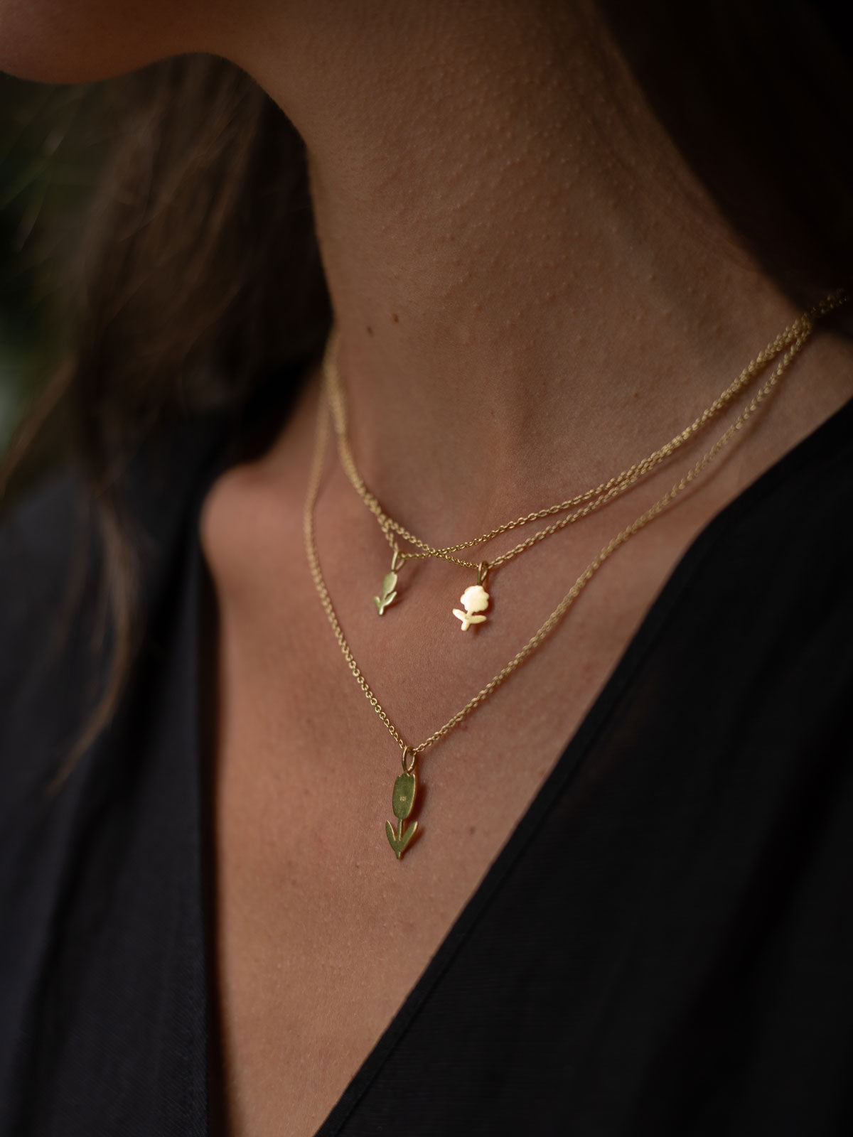 Gold Daisy Necklace for Women - 18K Gold Plated Floral Pendant Jewelry - Perfect for Everyday Wear, Gifts & Special Occasions
