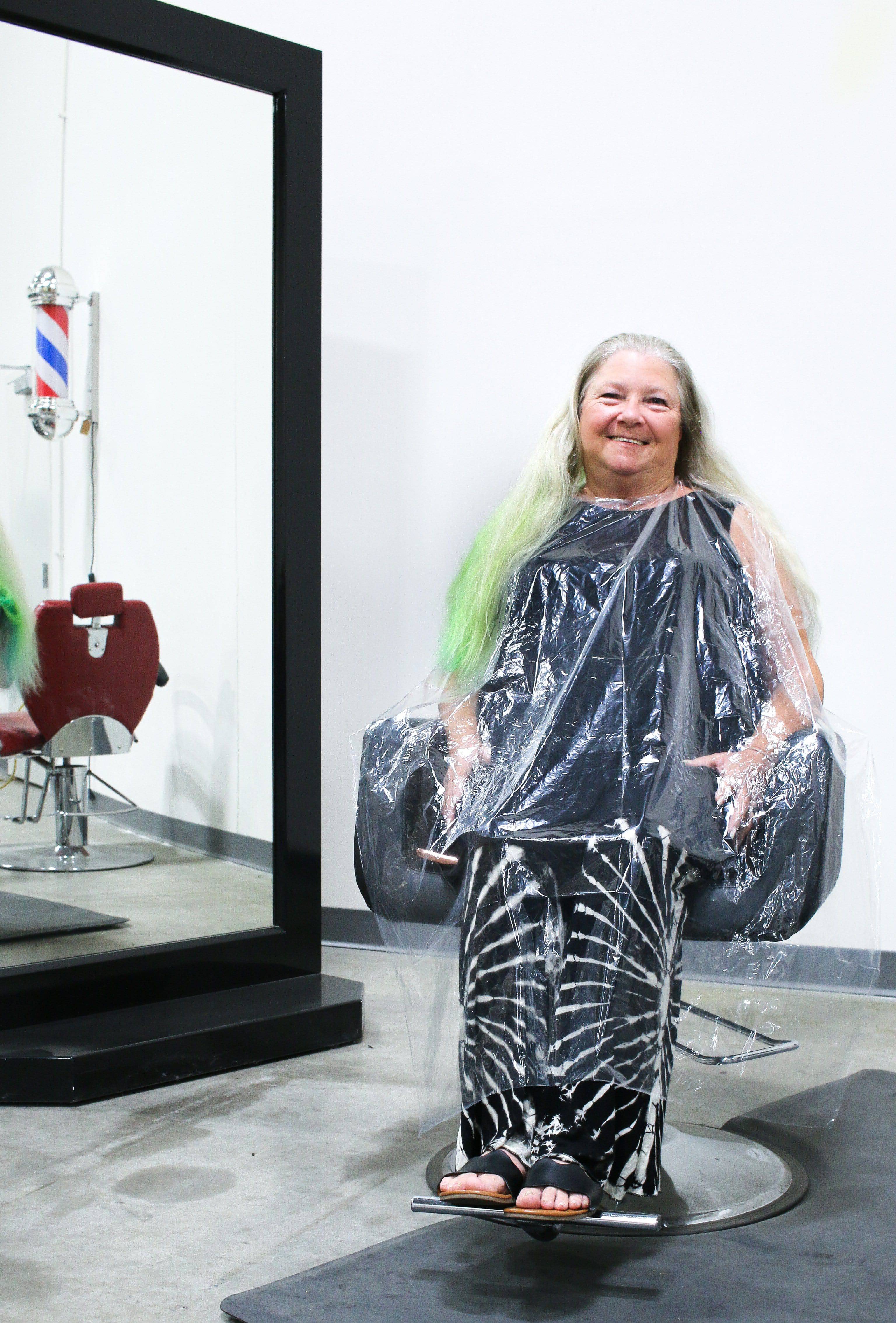 Disposable Plastic Salon Cape - Waterproof Hair Cutting Cape for Barber & Beauty Salon - Perfect for Haircuts, Coloring & Styling