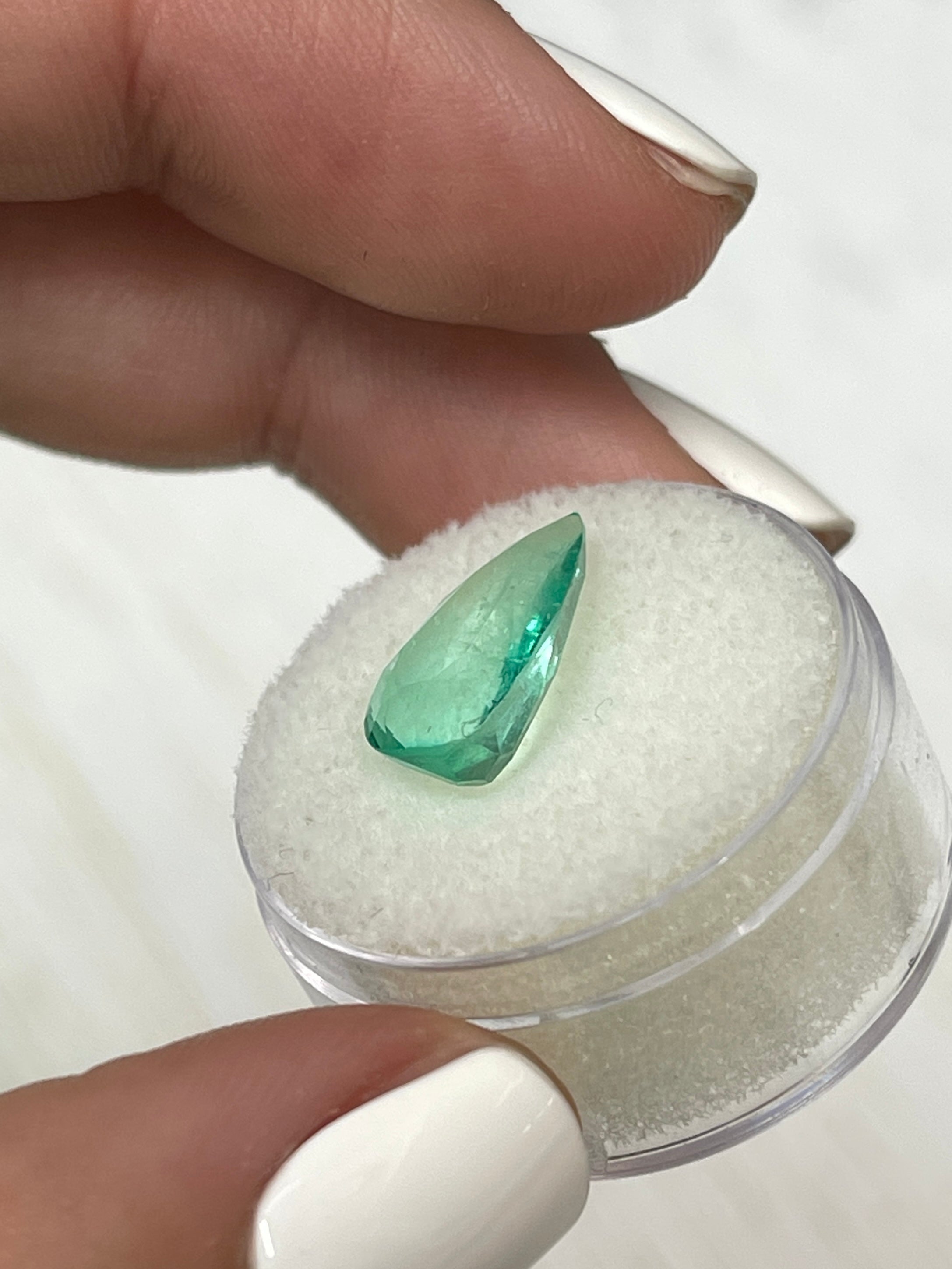 4.0 Carat Natural Colombian Emerald Pear Cut Loose Gemstone - Crystal Clean Green for Jewelry Making, Engagement Rings & Luxury Gifts
