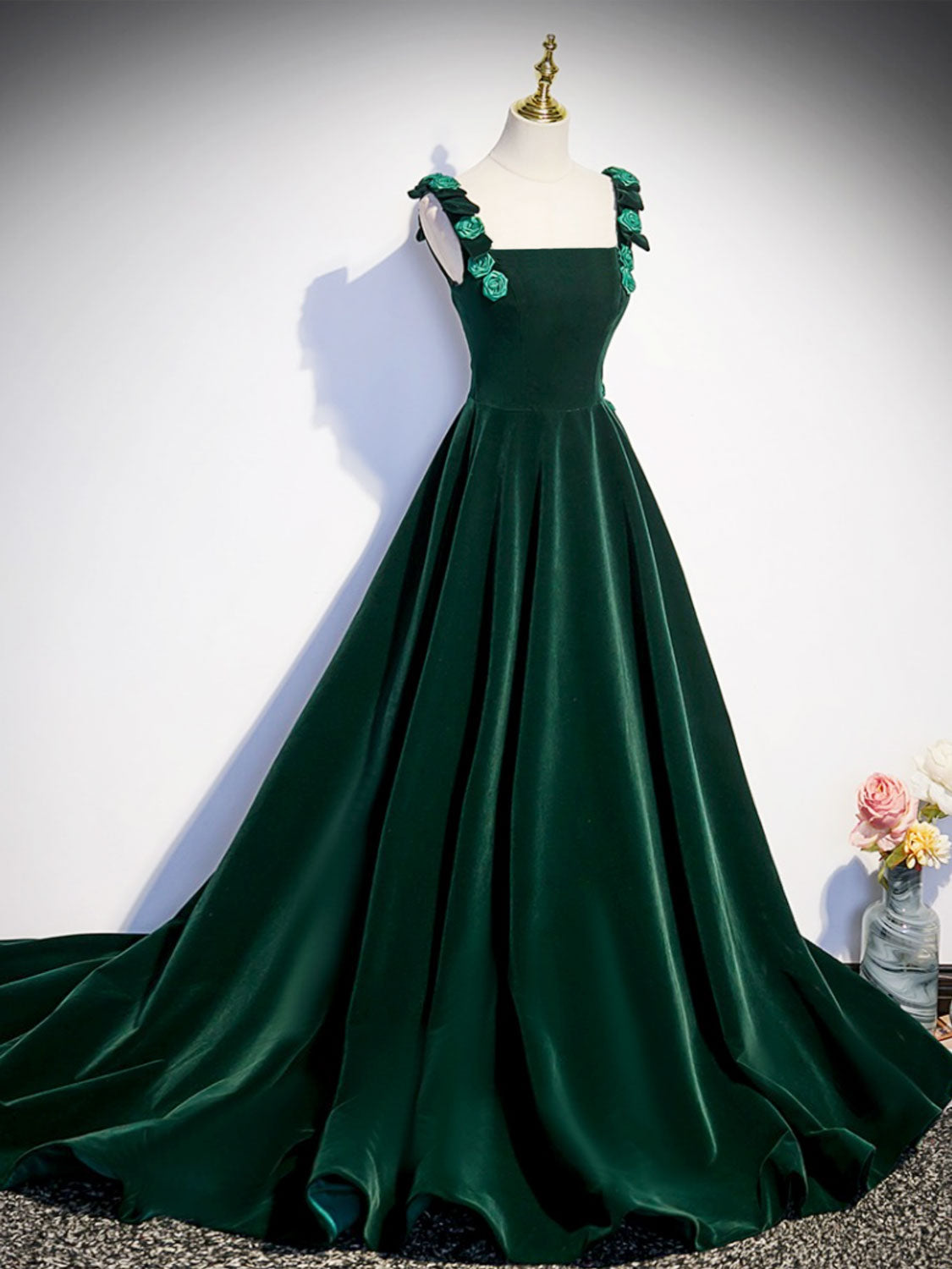 Elegant A-Line Velvet Green Long Prom Dresses for Women - Formal Evening Gowns for Homecoming, Ball & Special Occasions