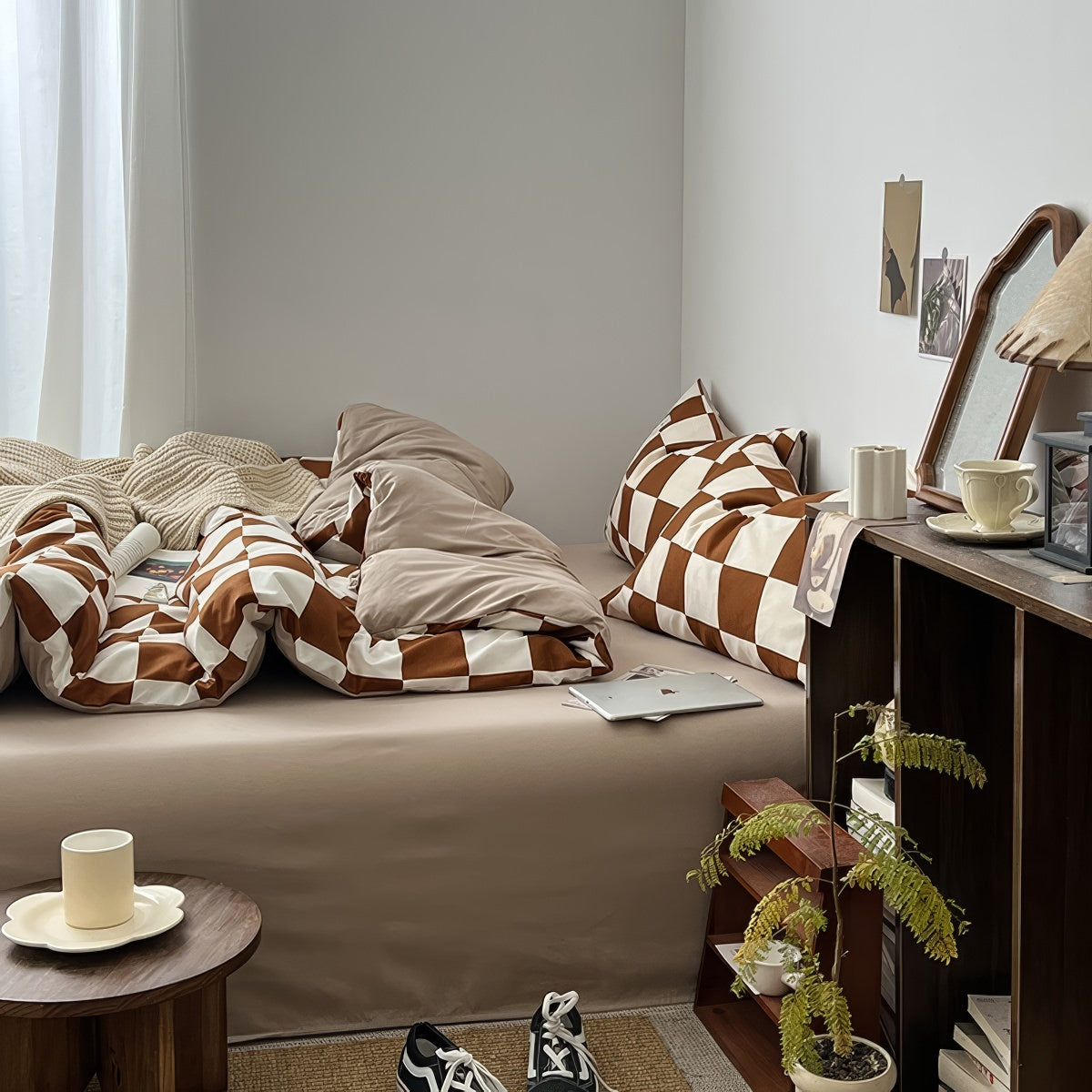 Brown Checkered Bedding Set - Queen Size 4-Piece Comforter Set with Pillow Shams - Soft & Cozy Plaid Pattern Bed Sheets - Perfect for Master Bedroom, Guest Room & Dorm Decor