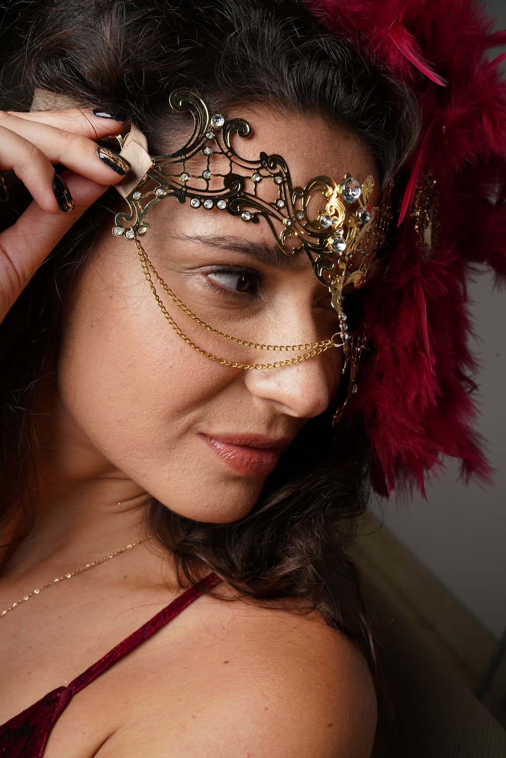 Chained Phantom Mask with Wine Red Feathers - Gothic Cosplay, Halloween Costume, Masquerade Party Accessory