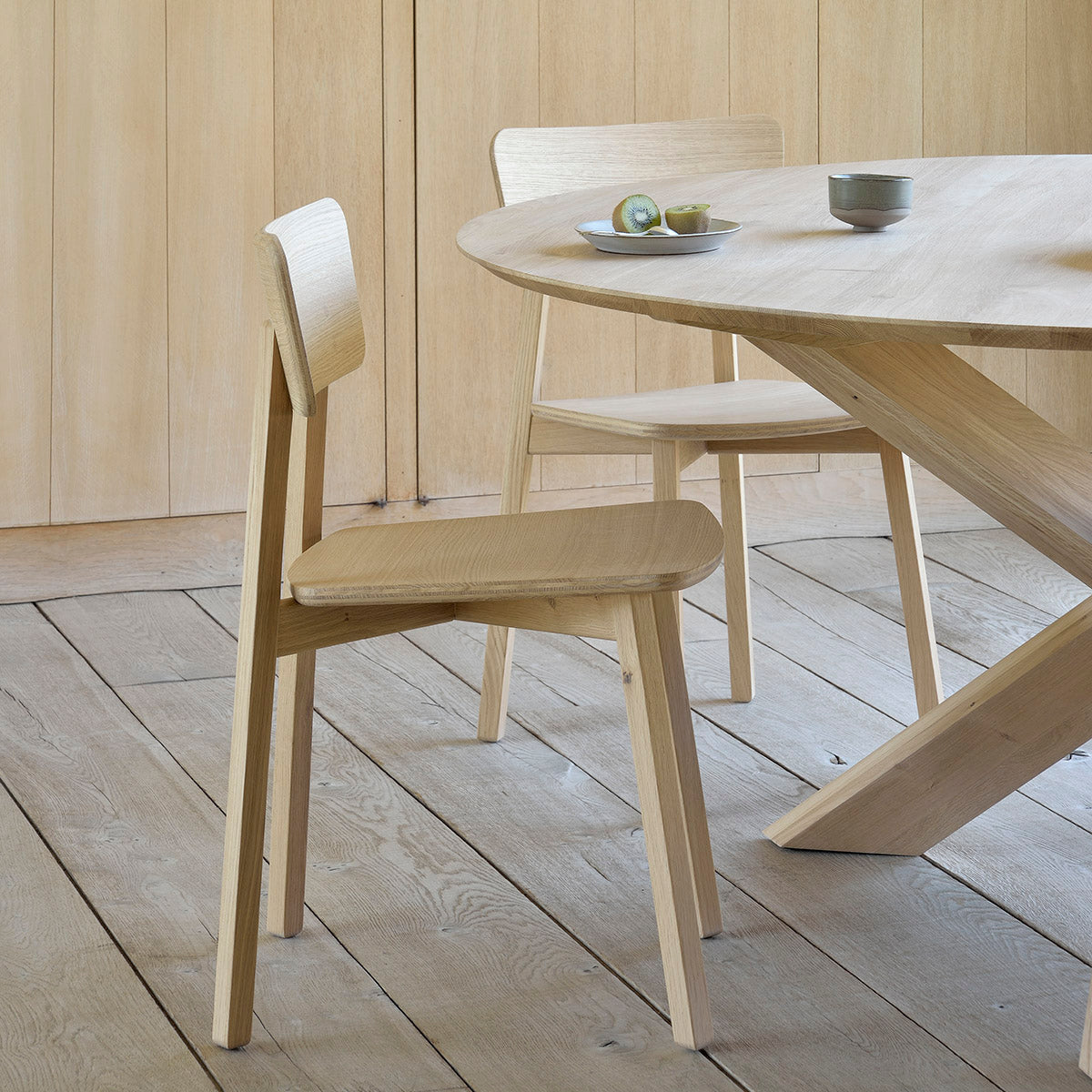Round Oak Dining Table 54 Inch - Perfect for Small Spaces, Kitchen Nooks & Cozy Family Gatherings