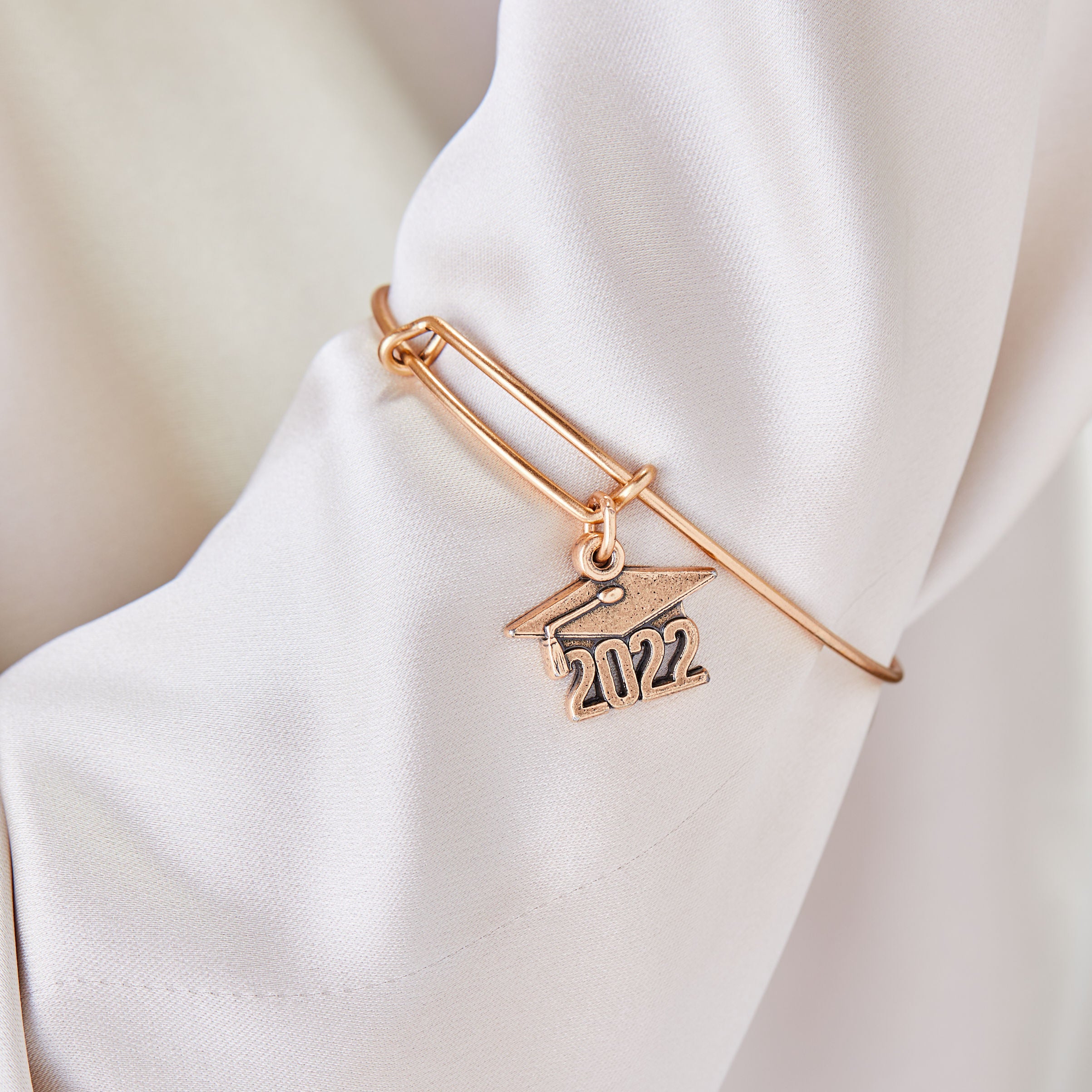 2022 Graduation Cap Charm Bangle Bracelet - Elegant Silver Plated Jewelry for Graduates - Perfect Gift for High School & College Graduation Ceremonies