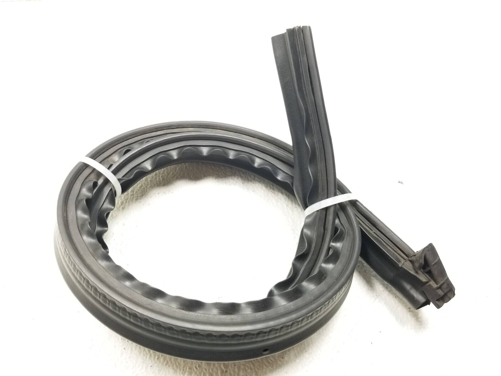 04 05 06 Audi A4 B6 Hood Rear Weatherstrip Seal 8H0823723 OEM Replacement - Perfect for Rain Protection & Noise Reduction While Driving