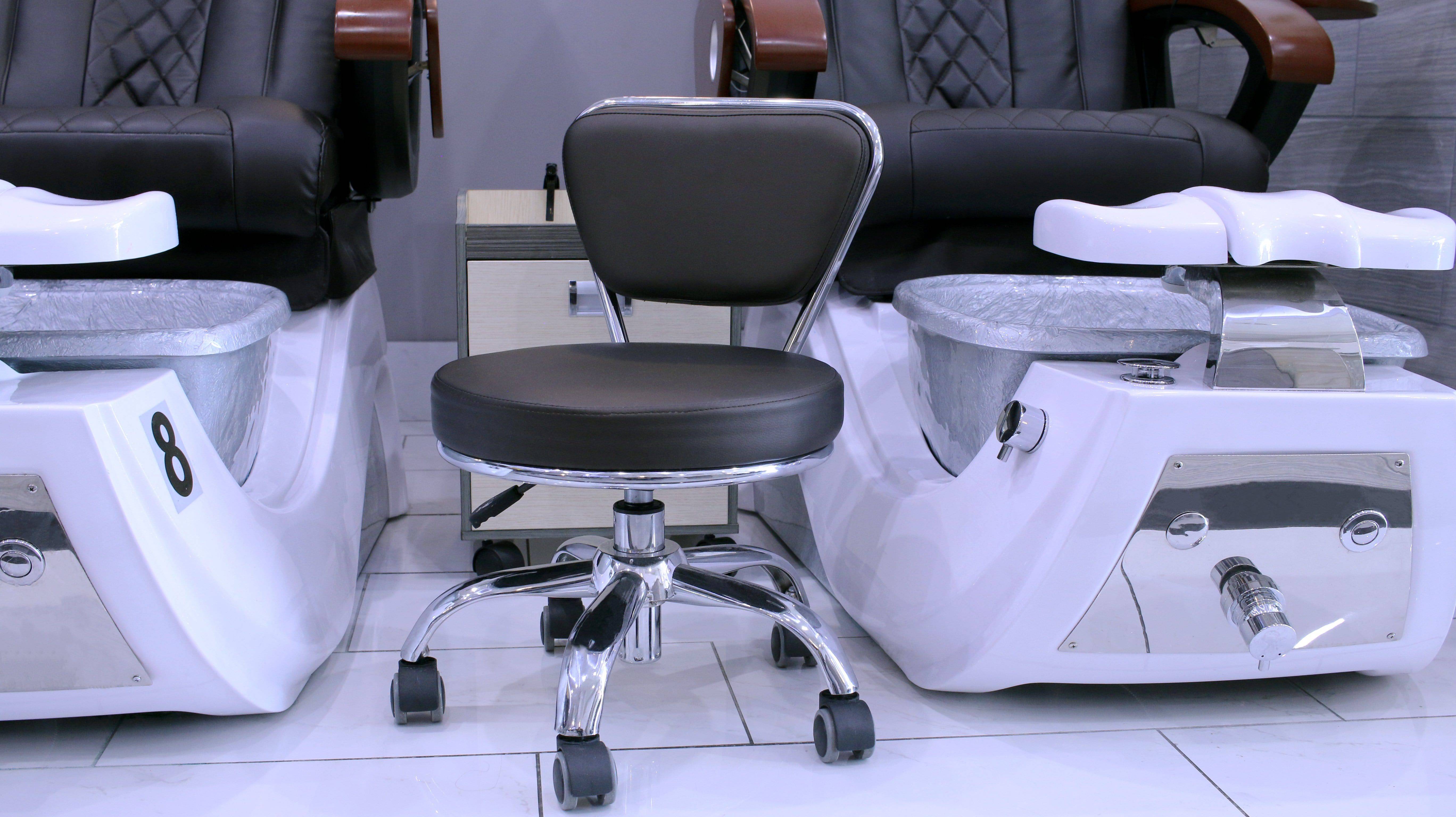 Premium Dayton Salon Pedicure Technician Stool - Adjustable Hydraulic Swivel Stool for Spa & Nail Technicians - Ergonomic Beauty Salon Chair for Manicures, Pedicures & Massage Therapy