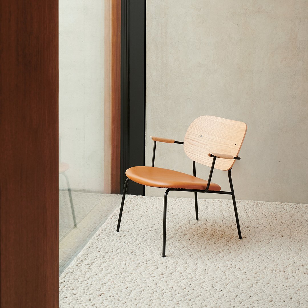 Cozy Lounge Chair with Soft Upholstered Seat - Perfect for Living Room, Bedroom or Office Relaxation