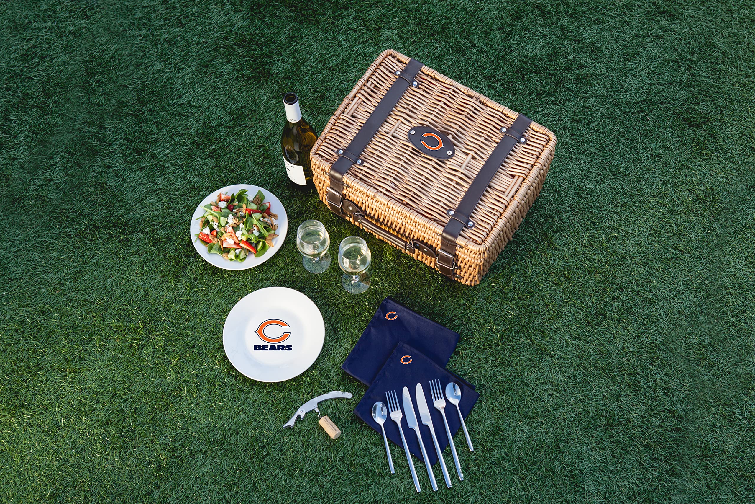 PICNIC TIME NFL Champion Picnic Basket for 2 - Wicker Picnic Basket Set with Plates, Utensils & Blanket (Black/Brown) - Perfect for Outdoor Dining, Beach Trips & Game Day Tailgating