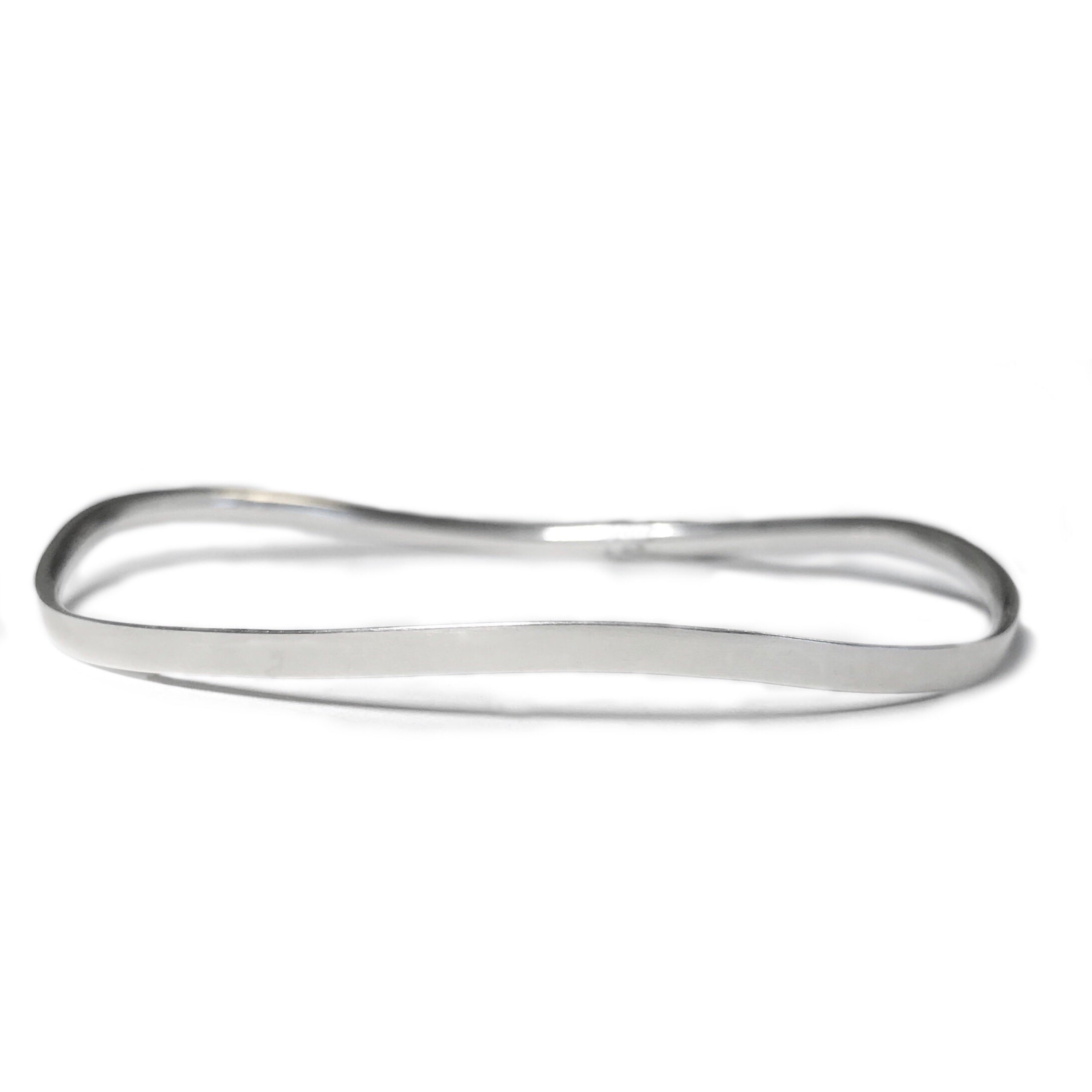 Elegant Flat Wavy Bangle Bracelet for Women - Trendy Gold & Silver Stackable Bangles - Perfect for Everyday Wear, Parties & Special Occasions