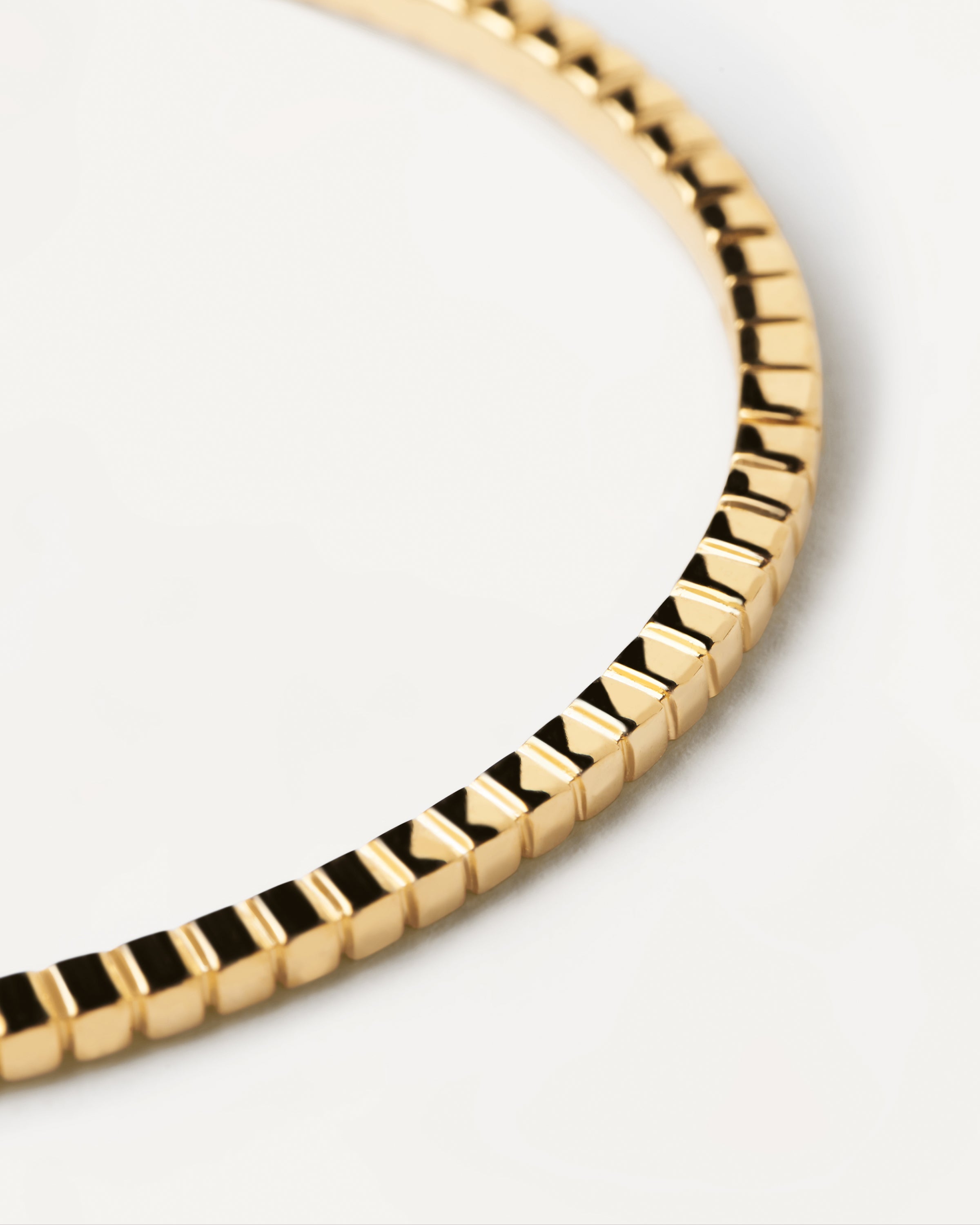 Elegant Lea Gold Bangle Bracelet for Women - 18K Gold Plated Fashion Jewelry - Perfect for Parties, Weddings & Everyday Wear