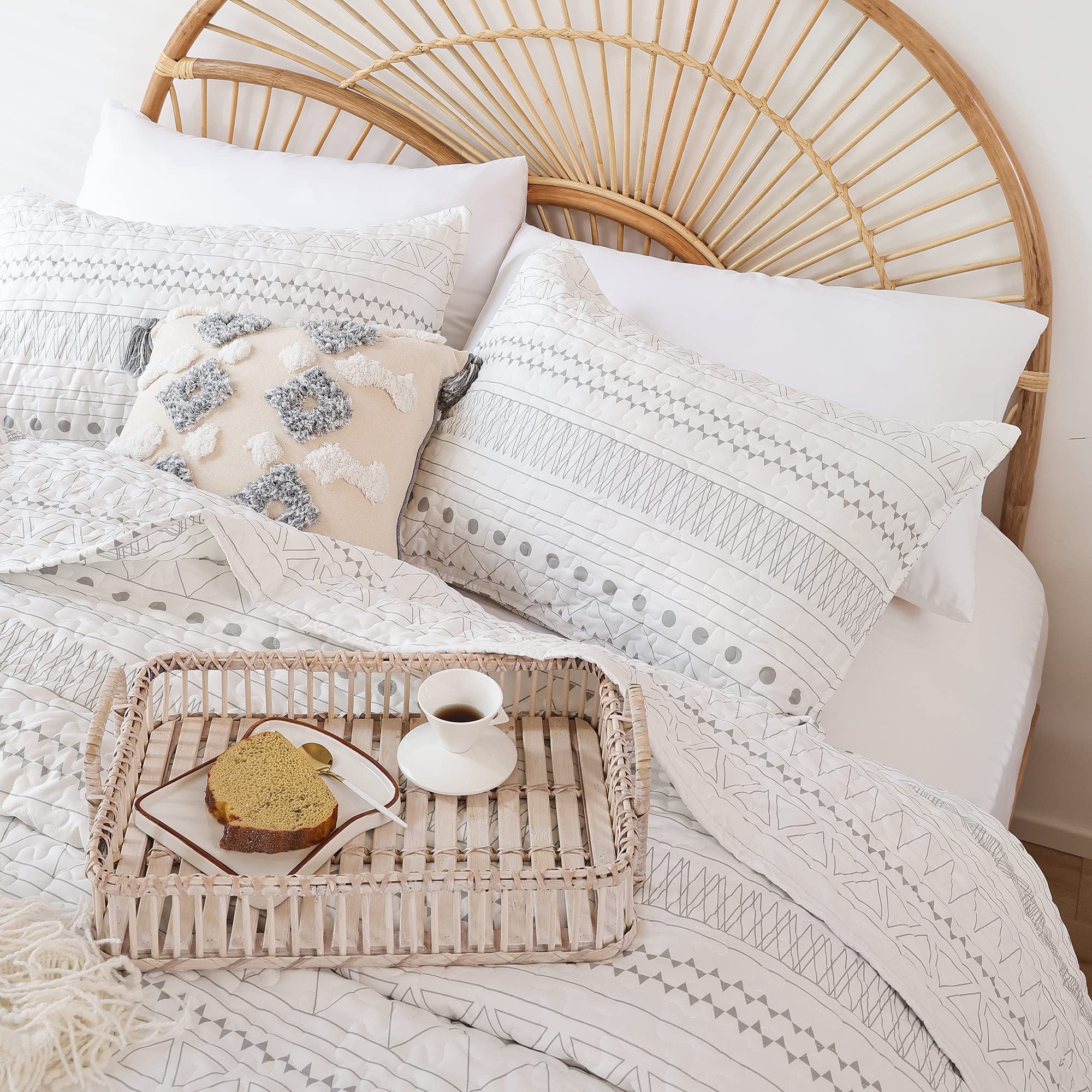 JANZAA 3-Piece Boho Quilt Bedding Set - Queen Size Grey Geometric Pattern on White, All-Season Comforter with 2 Pillowcases | Perfect for Guest Rooms, Master Bedrooms & Cozy Boho Home Decor