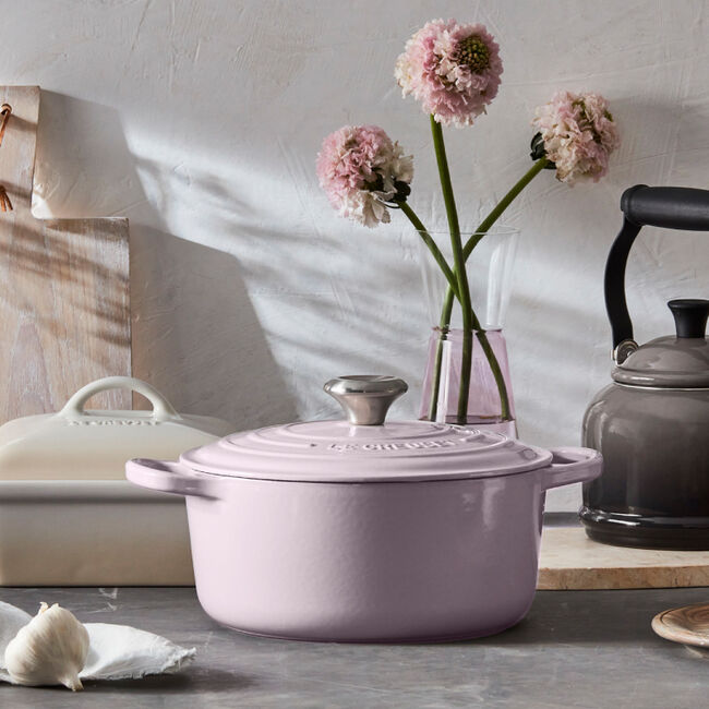 Le Creuset 5.5 Quart Round Dutch Oven - Enameled Cast Iron Cookware for Braising, Stewing & Baking - Perfect for Soups, Casseroles & Bread Making