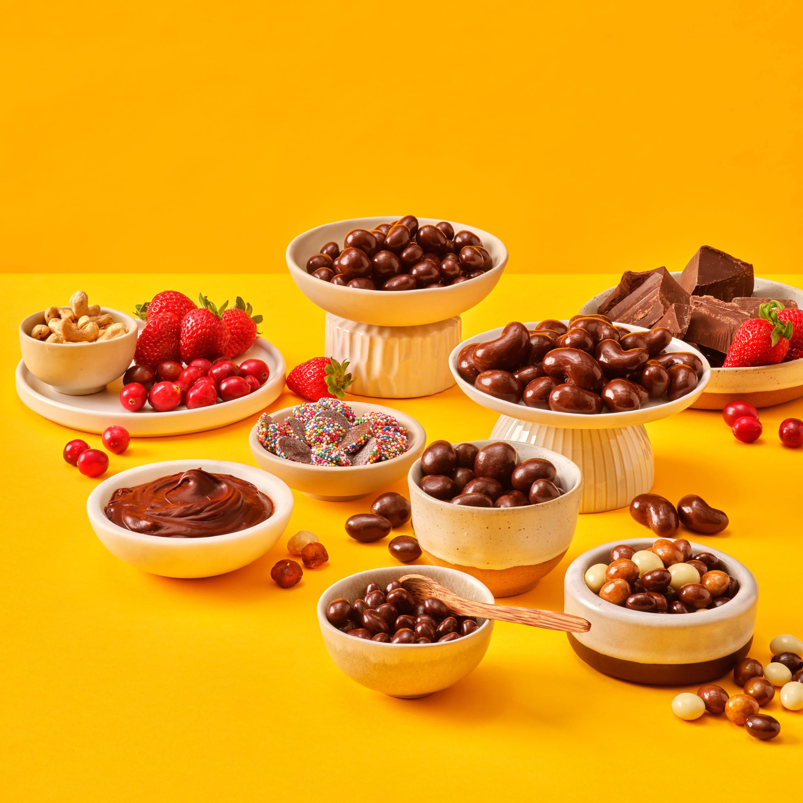 Yupik Caramel Peanut Clusters 1kg - Roasted Peanuts & Caramel in Milk Chocolate - Crunchy Sweet Snacks for Baking, Dessert Topping & Gift Giving - Perfect for Parties, Movie Nights & Holiday Treats