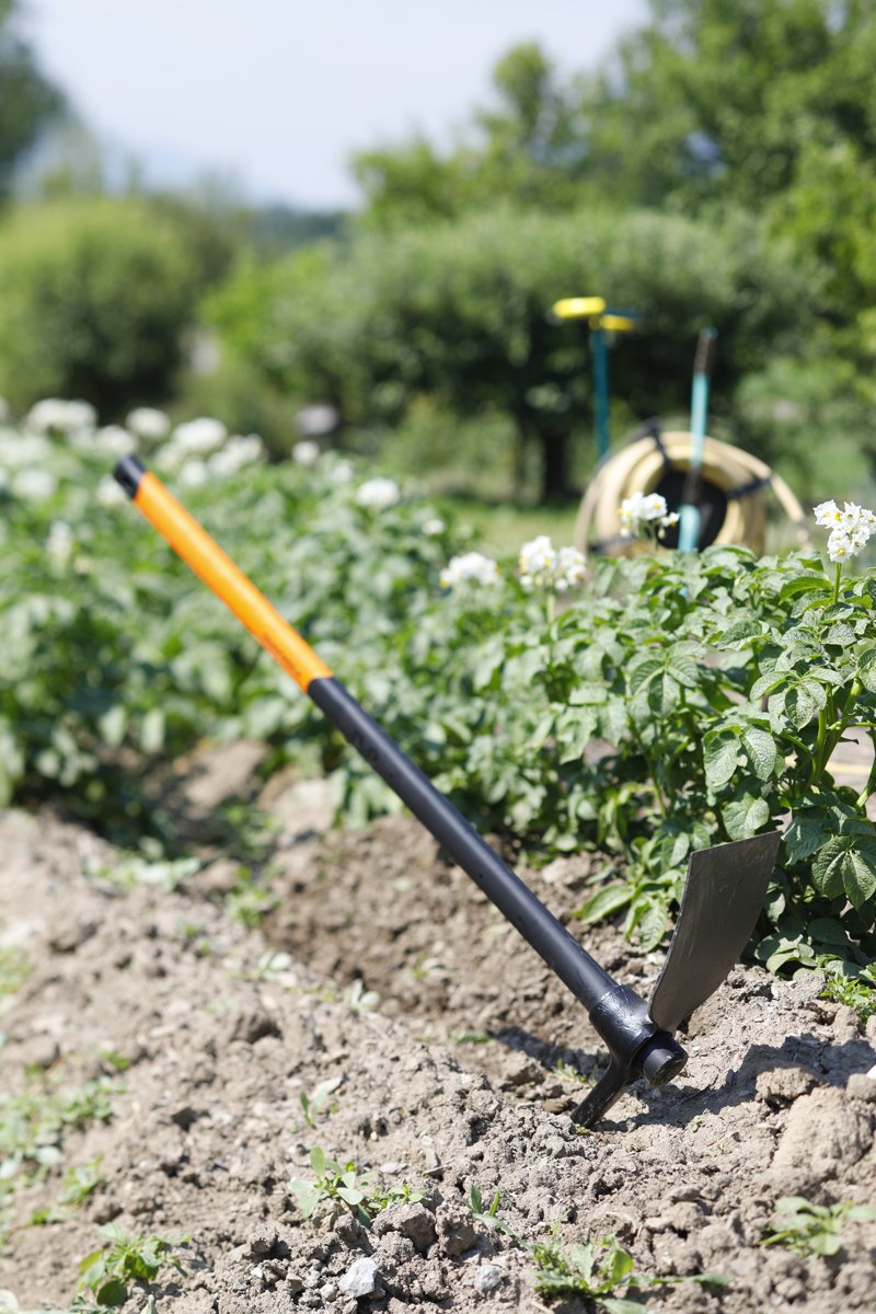 Fiskars 90cm Pick Matlock - Heavy Duty Forged Carbon Steel Head & Fiberglass Handle - 3kg Gardening & Landscaping Tool (Black/Orange) - Ideal for Digging, Trenching & Soil Breaking - Model 1002209