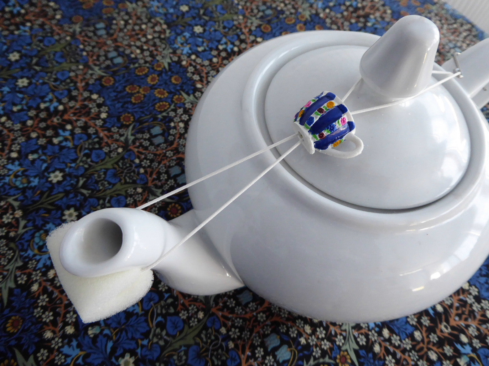Blue Striped Teacup Teapot Drip Catcher - Resin Floral Drip Stopper with Sponge Hook - Perfect for Tea Parties, Kitchen Decor & Gift Giving