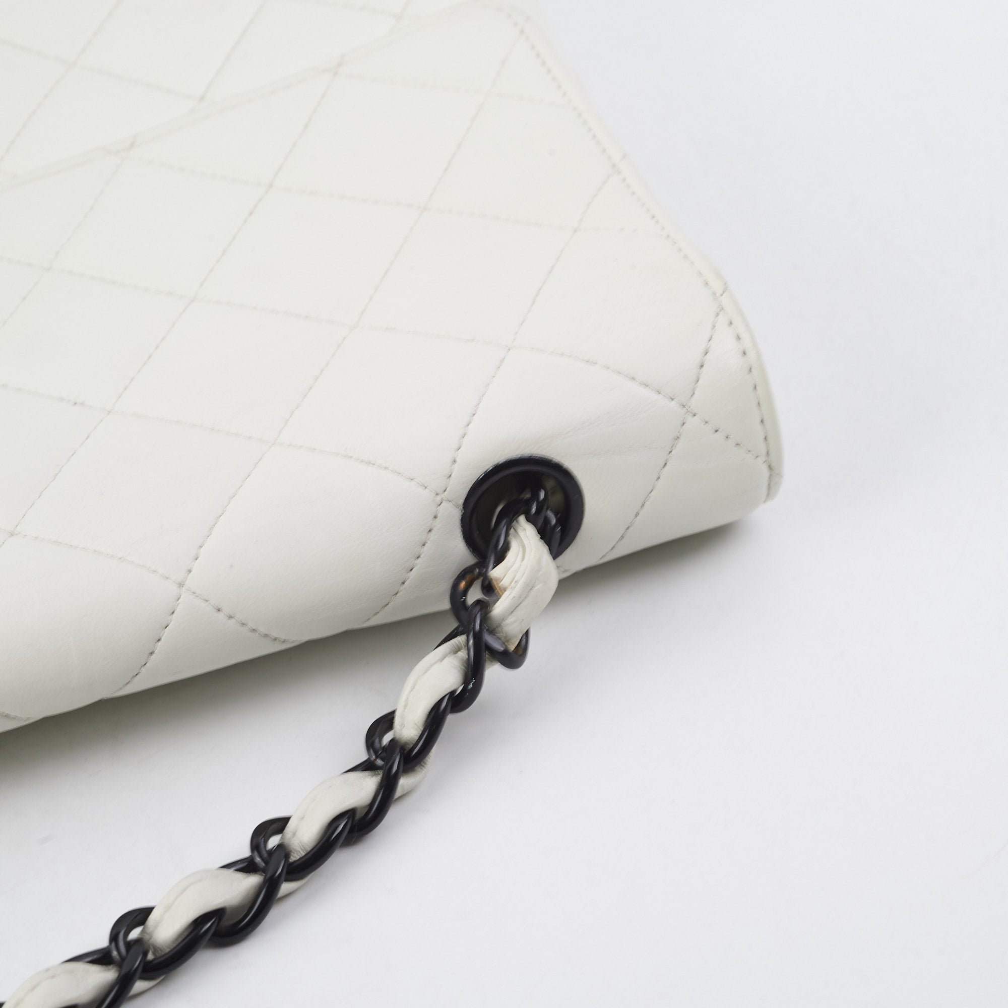Chanel Matelasse Quilted Leather Shoulder Bag in White - Luxury Crossbody Purse for Women, Perfect for Date Night & Evening Events