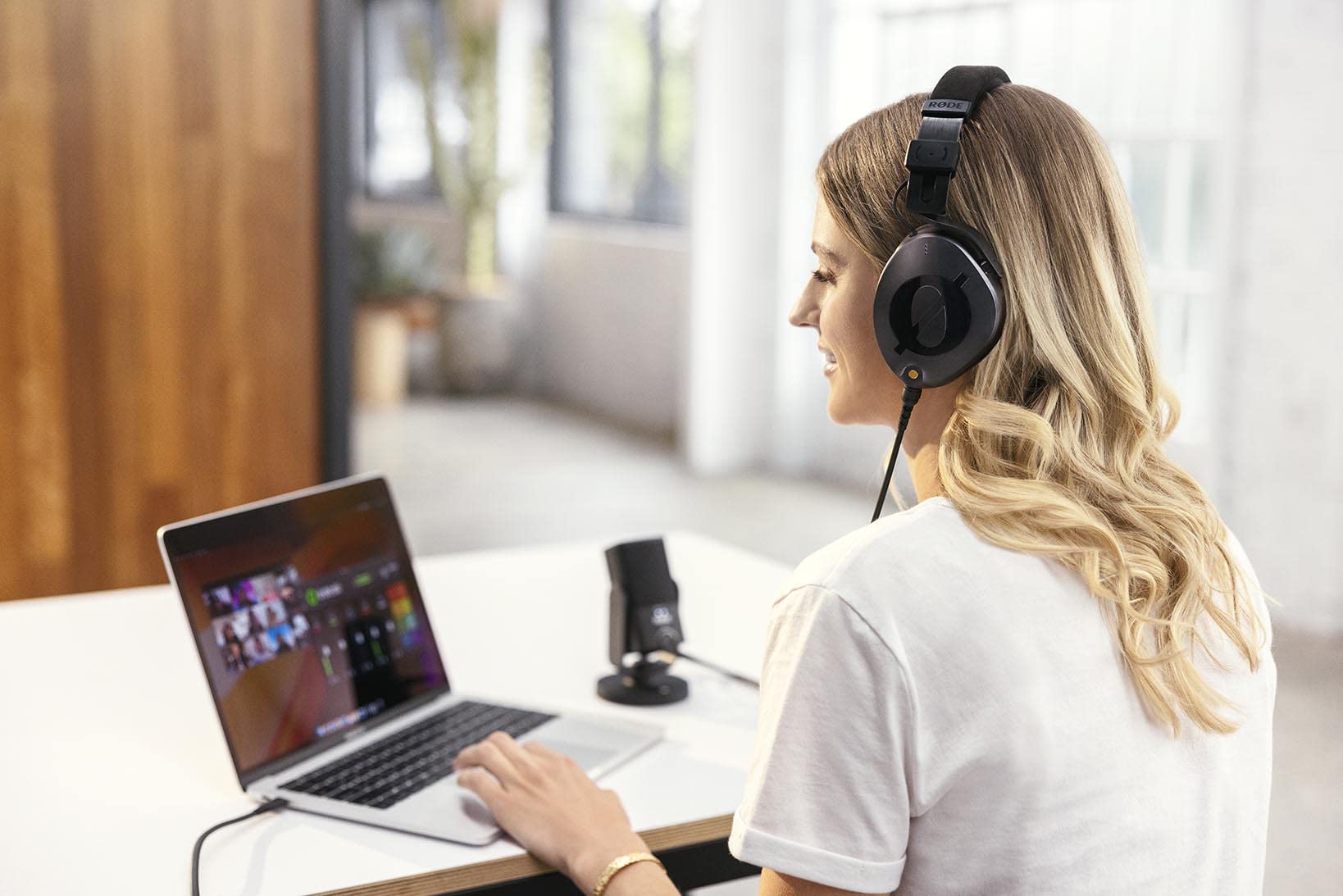 StreamEye Rode NTH-100 Professional Studio Over-Ear Headphones with Rode NT-USB Mini USB Condenser Microphone - Perfect for Podcasting, Streaming, Gaming & Home Recording
