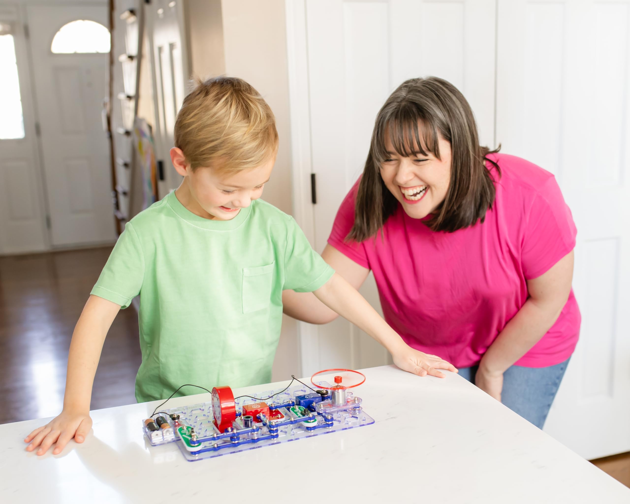 Snap Circuits Extreme SC-750 Electronics Exploration Kit - 750+ STEM Projects with Full Color Manual, 80+ Parts for Kids Ages 8+ | Learn Circuits, Science & Engineering for School & Home Experiments