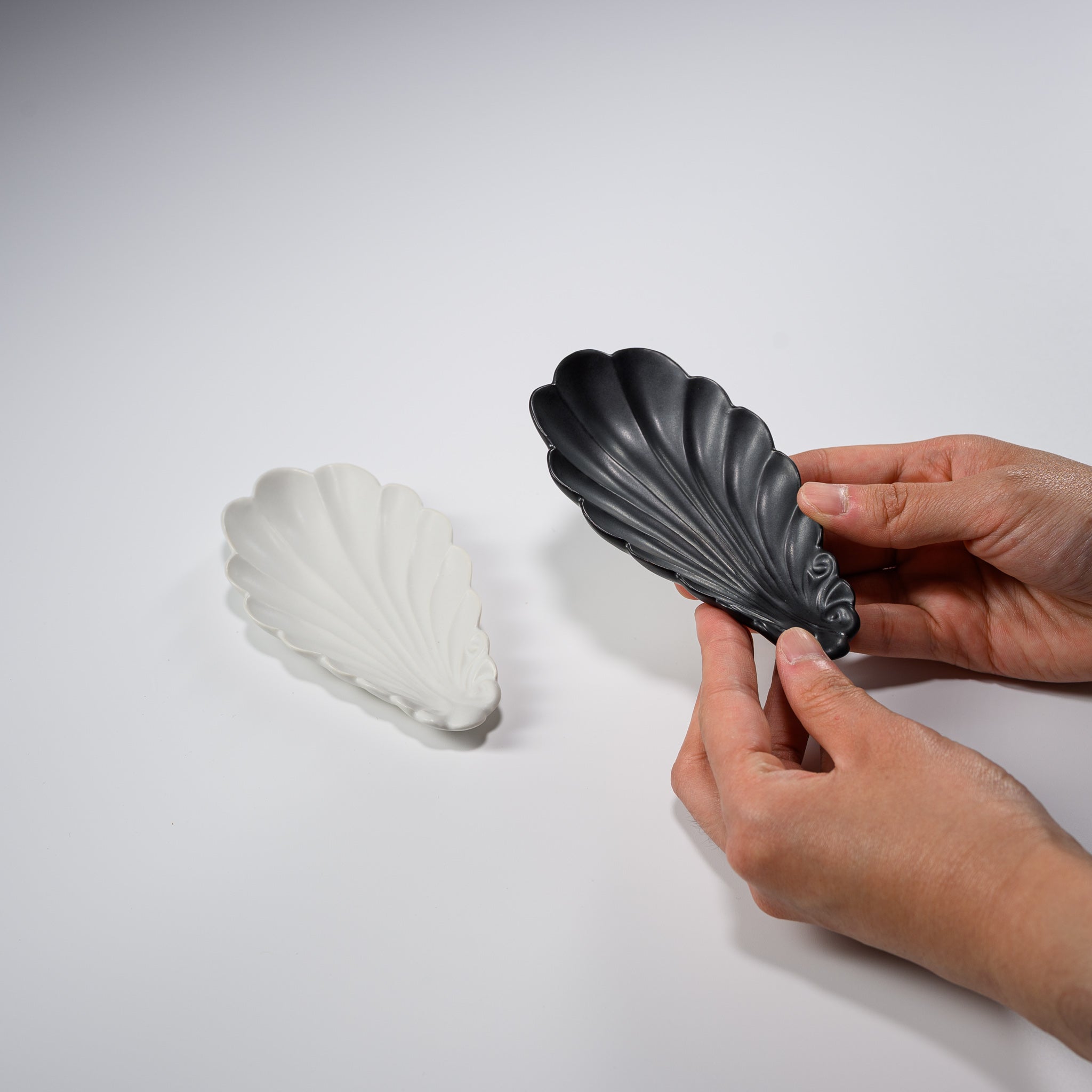 Handmade Usukiyaki Small Dish - Japanese Ceramic Shell-Shaped Soy Sauce Plate for Sushi, Sashimi & Asian Cuisine | Perfect for Home Dining & Gift Giving