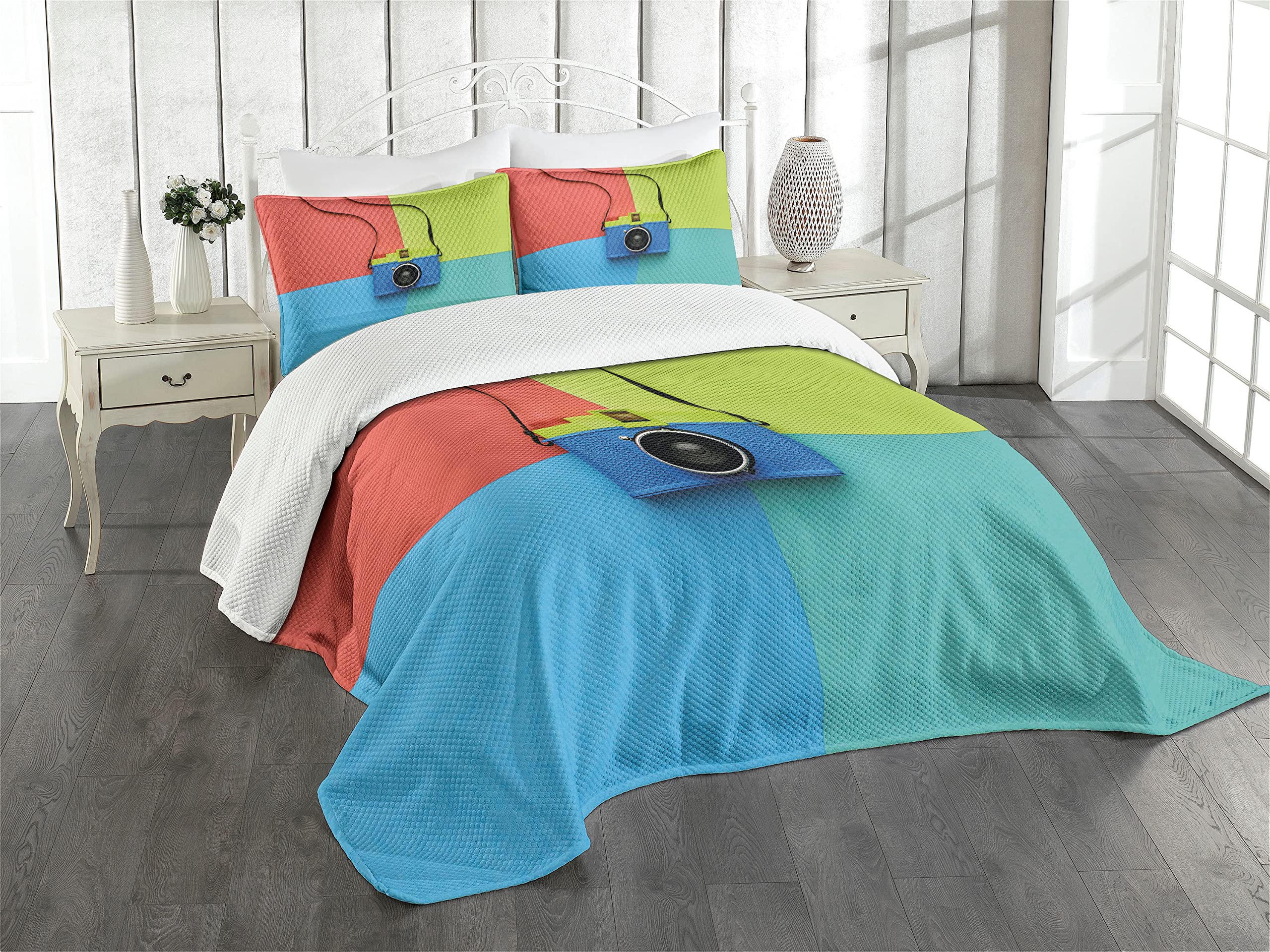 Ambesonne Pastel Bedspread Set - Retro Film Camera Design on Colorful Backdrop, 3-Piece Queen Size Bedding with 2 Pillow Shams, Multicolor Bohemian Decor | Perfect for Urban Hipster Bedrooms, Dorm Room Decor & Vintage Style Home Accessories