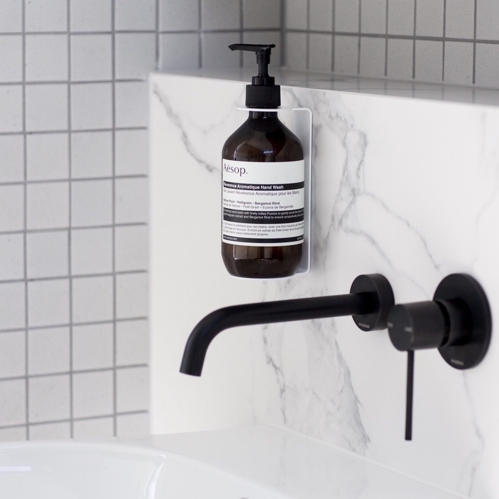 DESIGNSTUFF White Single Soap Dispenser Holder - Modern Bathroom & Kitchen Countertop Organizer for Liquid Soap Bottles