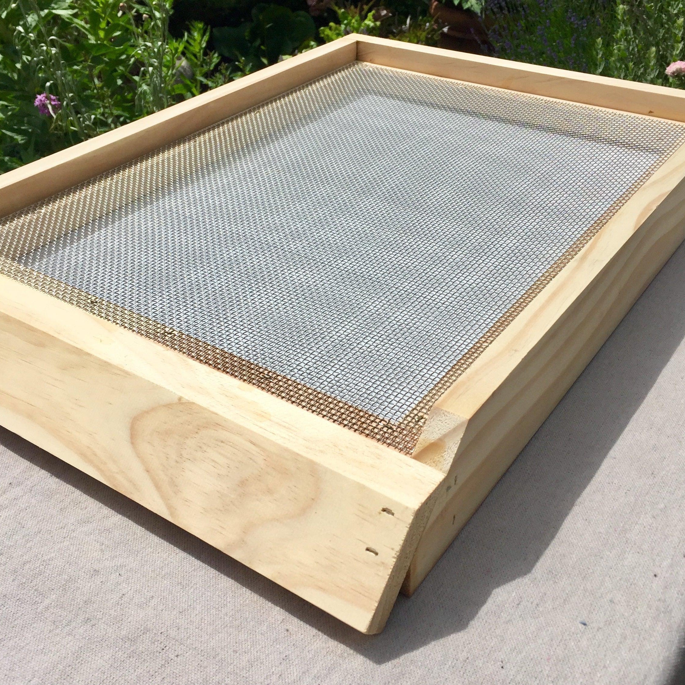 Beekeeping Screened Bottom Board for Improved Hive Ventilation & Pest Control - Essential Beekeeping Equipment for Healthy Honey Bees