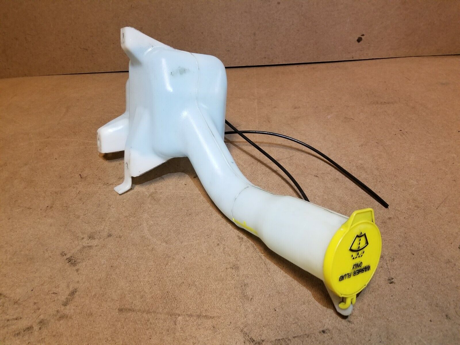 05-07 Dodge Magnum Windshield Washer Fluid Reservoir Tank 04805737AA OEM Replacement Part - Perfect for Car Maintenance & Road Trips