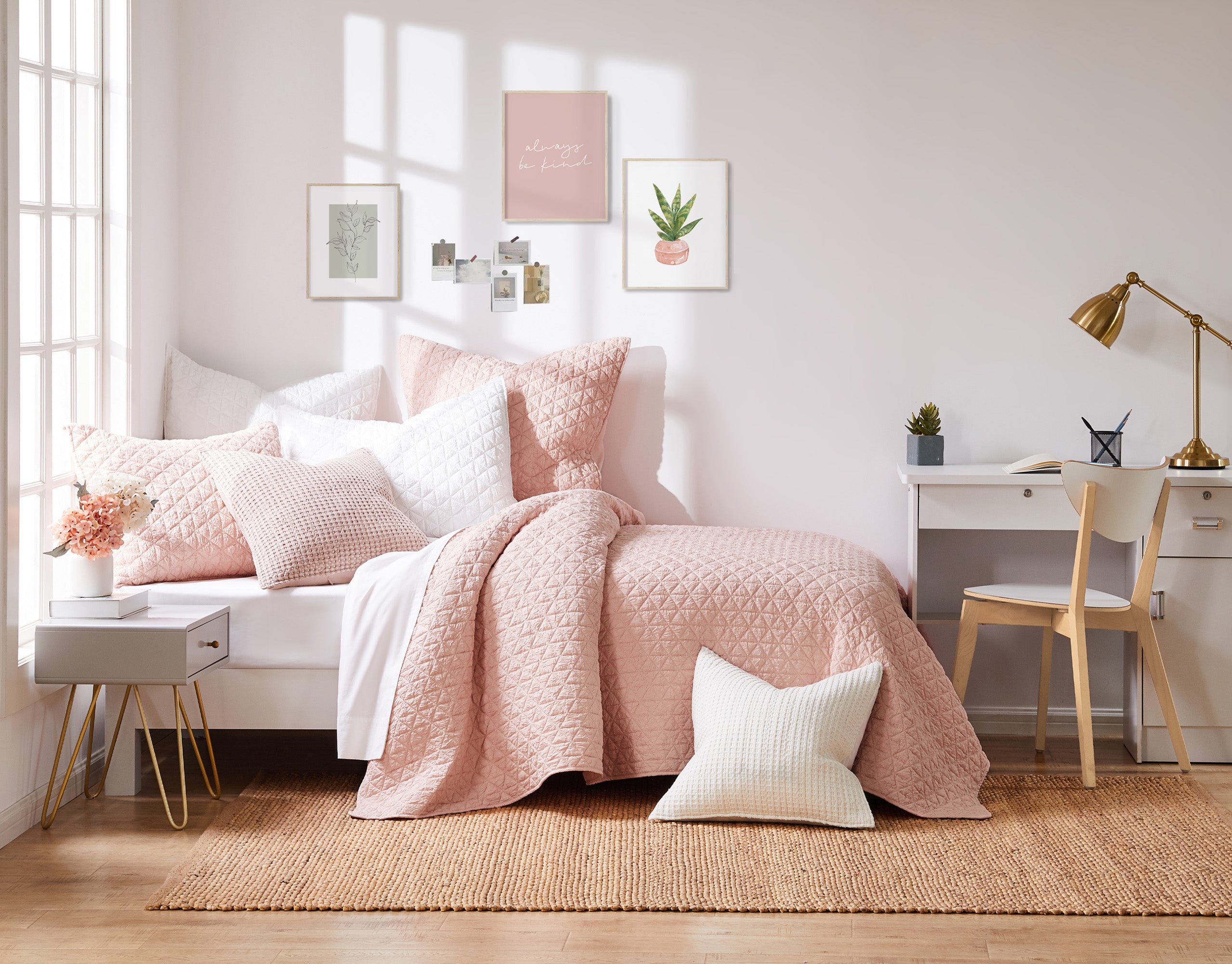 Rowan Blush Quilt Set - Queen Size Soft Bedding Comforter with Pillow Shams, Luxury Floral Design for Bedroom Decor - Perfect for Master Bedroom, Guest Room & Cozy Home Styling