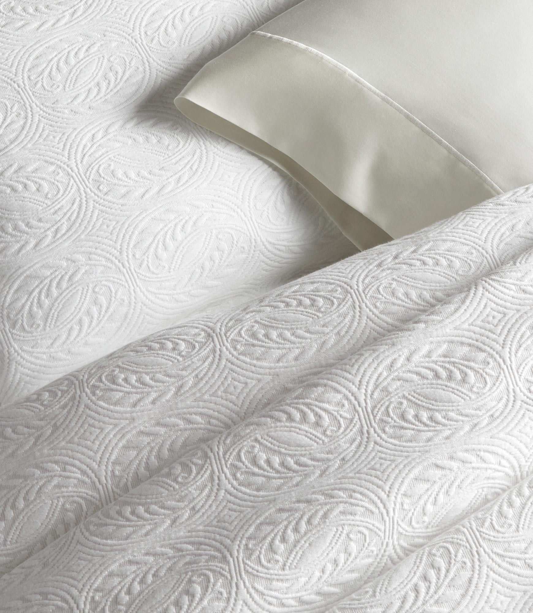 Luxury Vienna Matelassé Coverlet - Soft Quilted Bedspread for Queen Size Bed | Perfect for Guest Rooms, Master Bedrooms & Cozy Home Decor