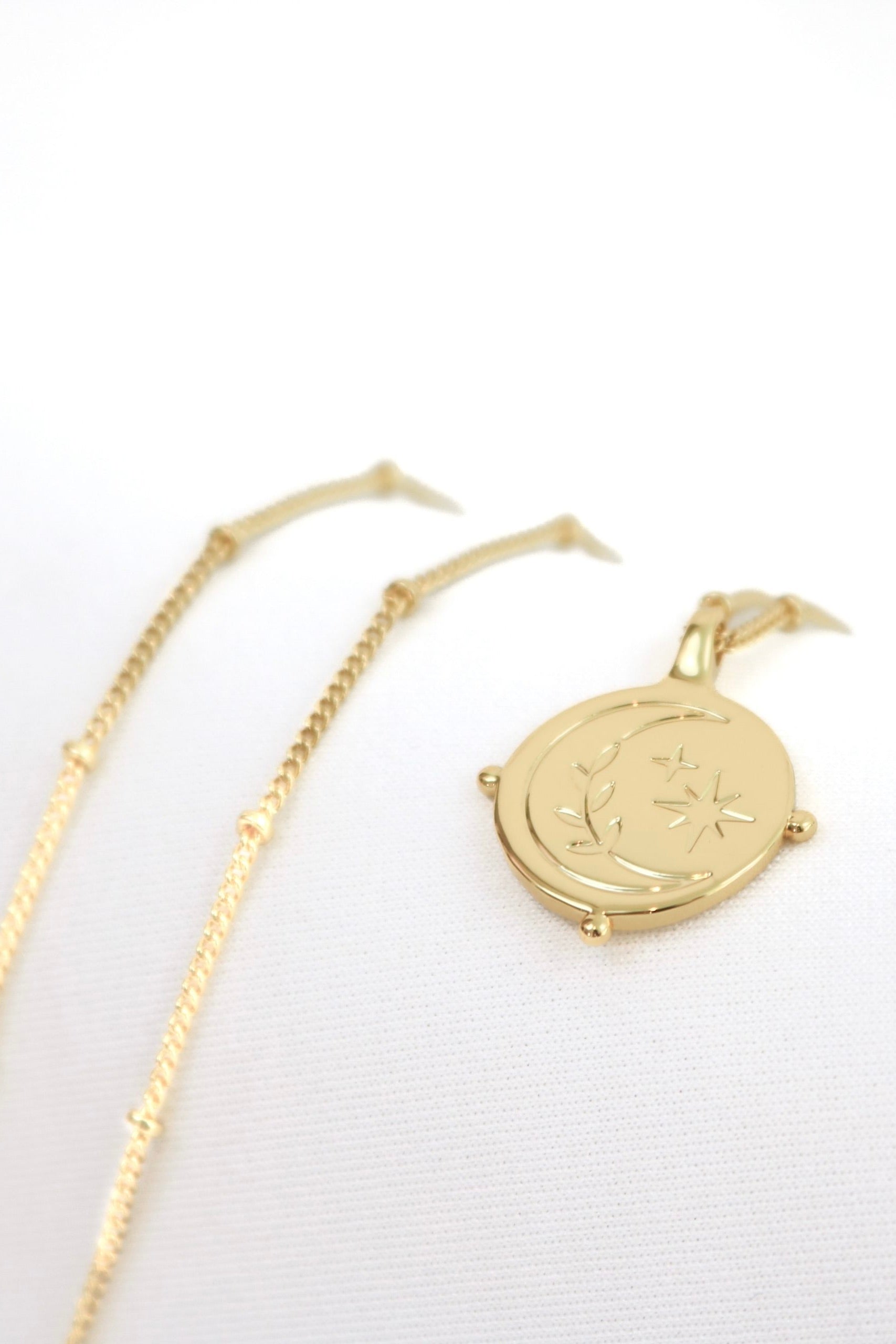18k Gold Plated Circle Pendant Necklace for Women - Elegant Minimalist Jewelry Gift for Birthday, Anniversary & Valentine's Day - Perfect for Everyday Wear & Special Occasions