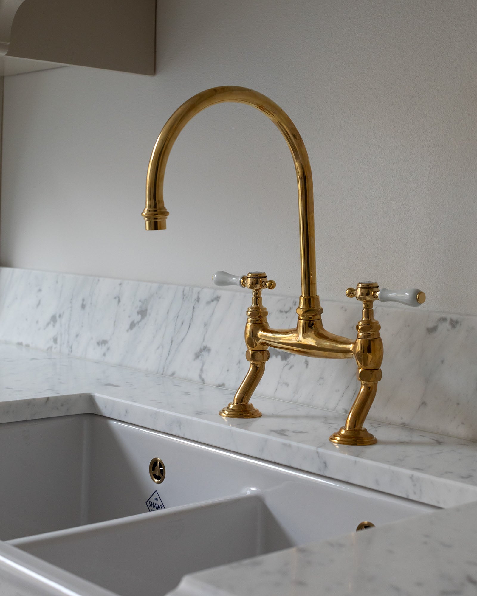 Horus Victoria Swan Neck Brass Kitchen Faucet - High-Quality Brass Mixer Tap for Modern & Classic Kitchens - Perfect for Home Renovation & Commercial Use