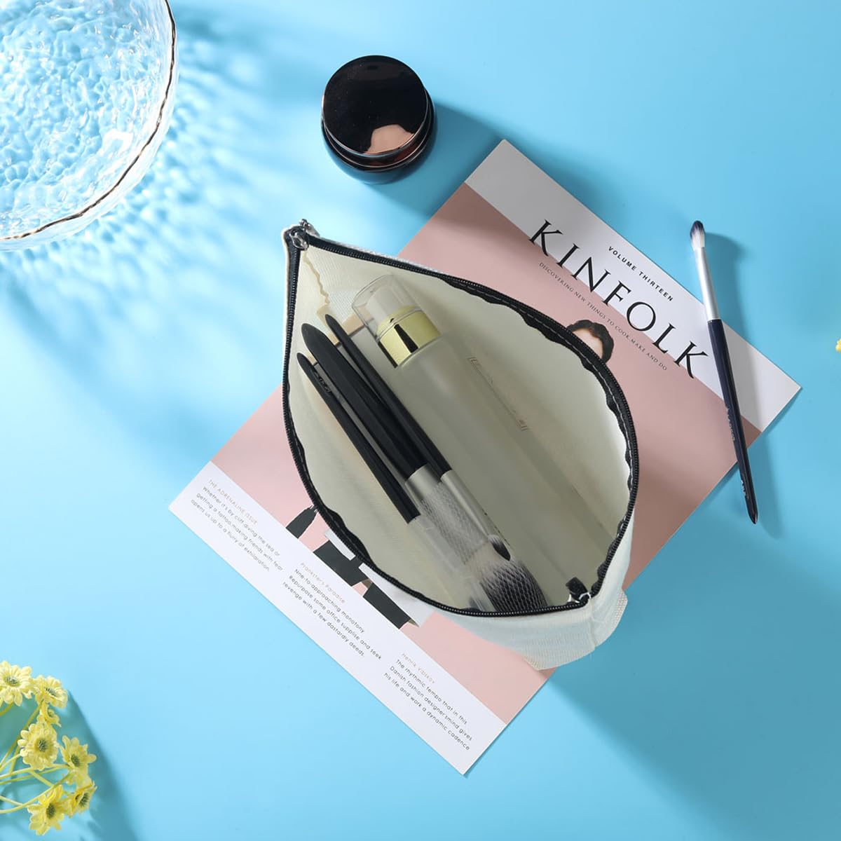 Football Makeup Bag - Waterproof Cosmetic Bag for Women & Girls - Perfect Football Gifts for Sister, Daughter, Friend - Great for Graduation, Birthday & Friendship - Ideal for Football Lovers & Players - Use for Travel, Gym, Sports Events & Daily Makeup Storage