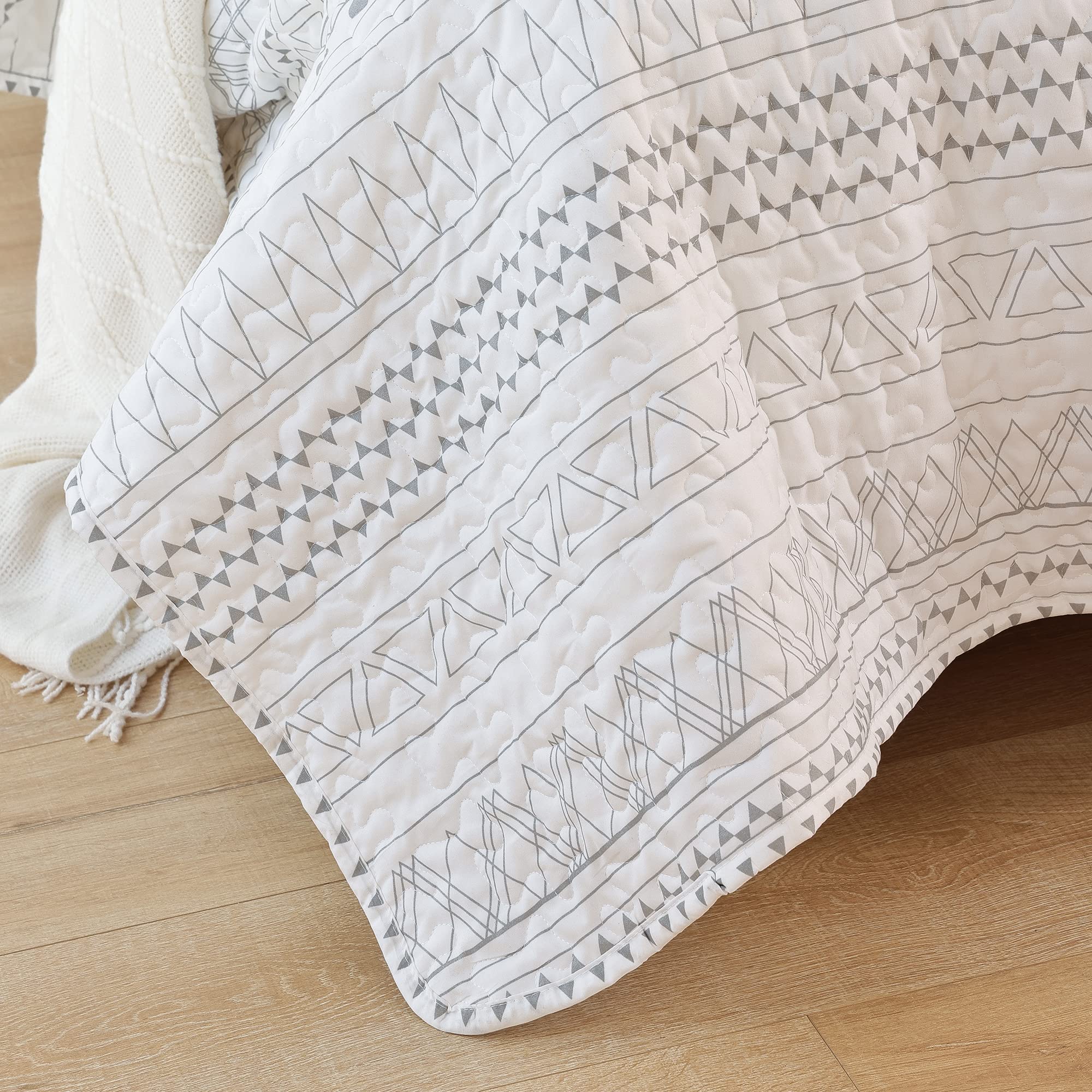 JANZAA 3-Piece Boho Quilt Bedding Set - Queen Size Grey Geometric Pattern on White, All-Season Comforter with 2 Pillowcases | Perfect for Guest Rooms, Master Bedrooms & Cozy Boho Home Decor