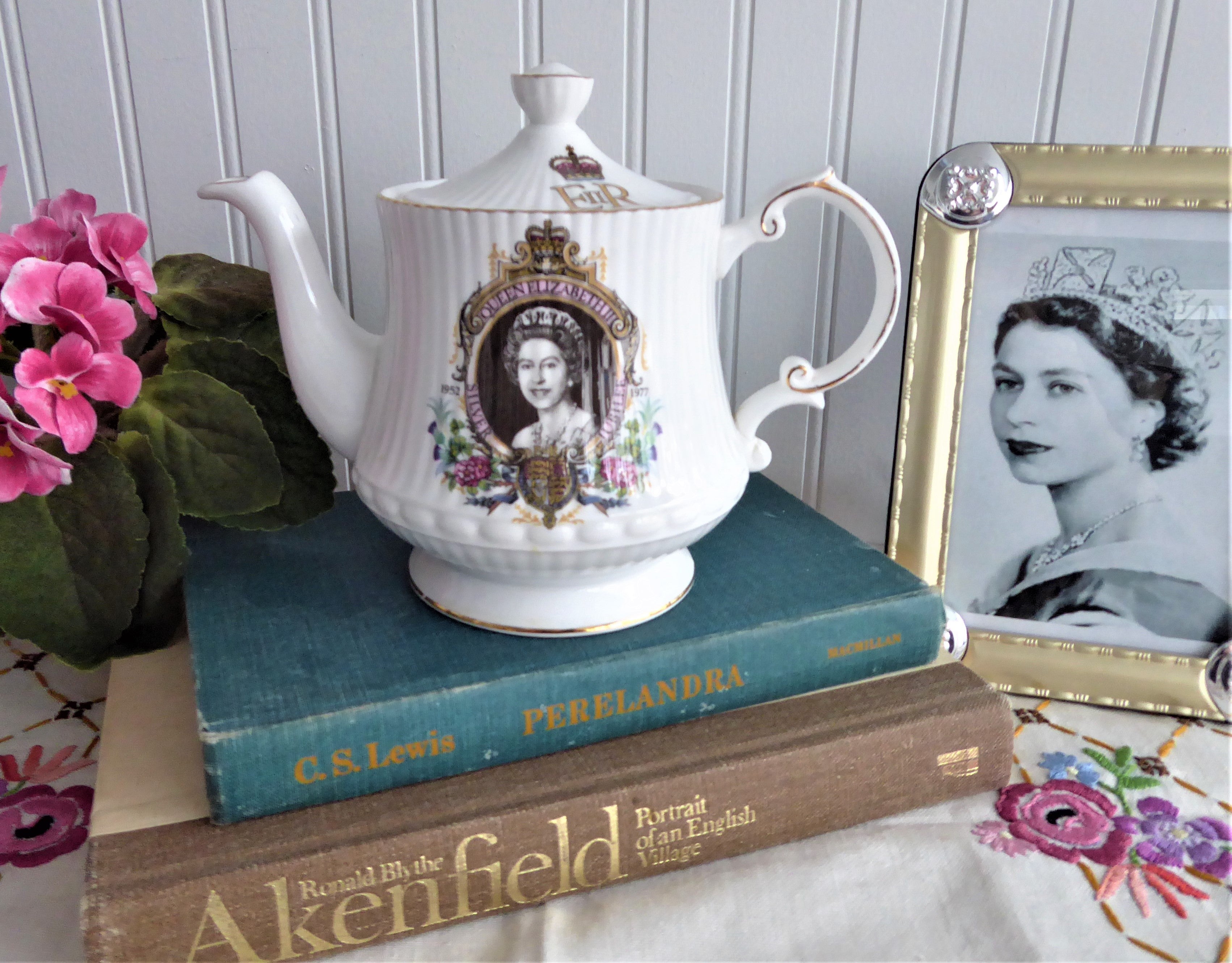 1977 Queen Elizabeth II Silver Jubilee Rosina English Bone China Teapot - Royal Memorabilia & Collectible for Tea Lovers | Perfect for British Royalty Fans, Tea Parties & Vintage Collections