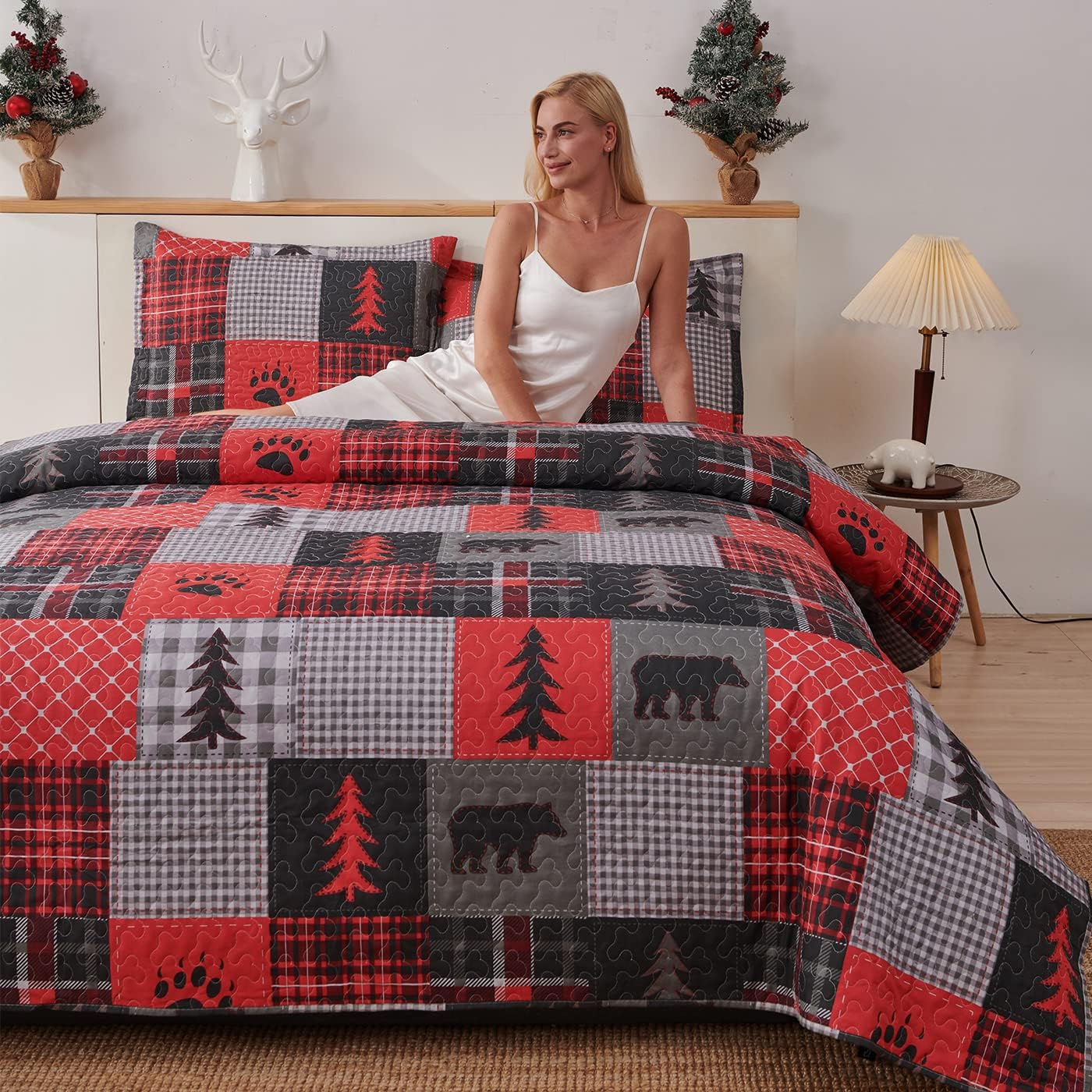 Queen Size Quilt Set - Rustic Plaid Patchwork Bedding Coverlet in Red & Black | Lightweight Reversible Lodge Cabin Bear Design with 2 Pillow Shams | Perfect for Country Home Decor, Cozy Bedroom & Cabin Retreat