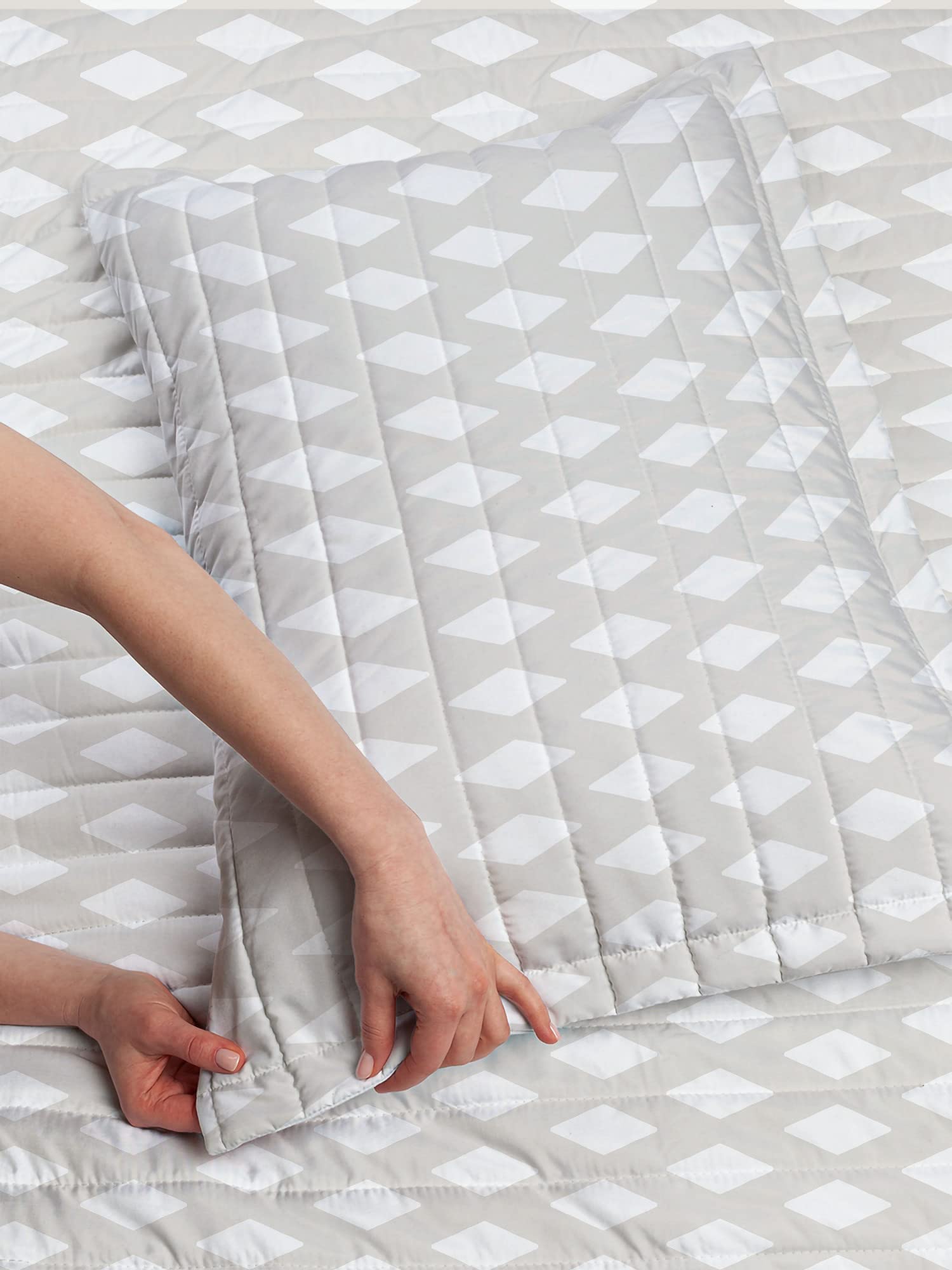 Ambesonne King Size Microfiber Bedspread Set - Soft Geometric Diamond Argyle Pattern in Pale Tan & White | Includes Comforter & Pillow Shams | Perfect for Modern Bedrooms, Guest Rooms & Cozy Home Decor