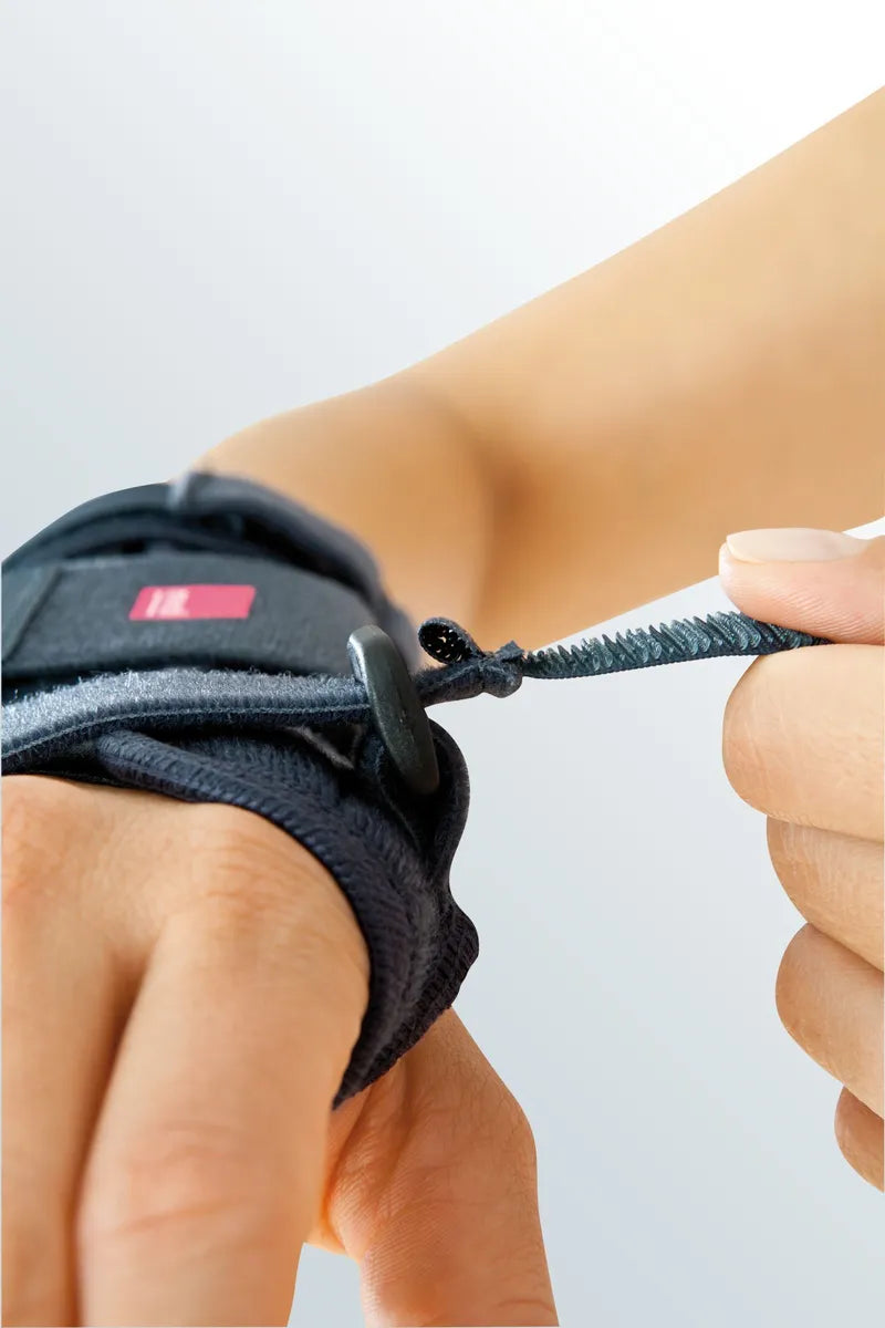 Medi Manumed Wrist Brace Support for Carpal Tunnel, Arthritis & Tendonitis Relief - Adjustable Splint for Pain Relief & Wrist Stability - Perfect for Typing, Gaming & Sports Activities