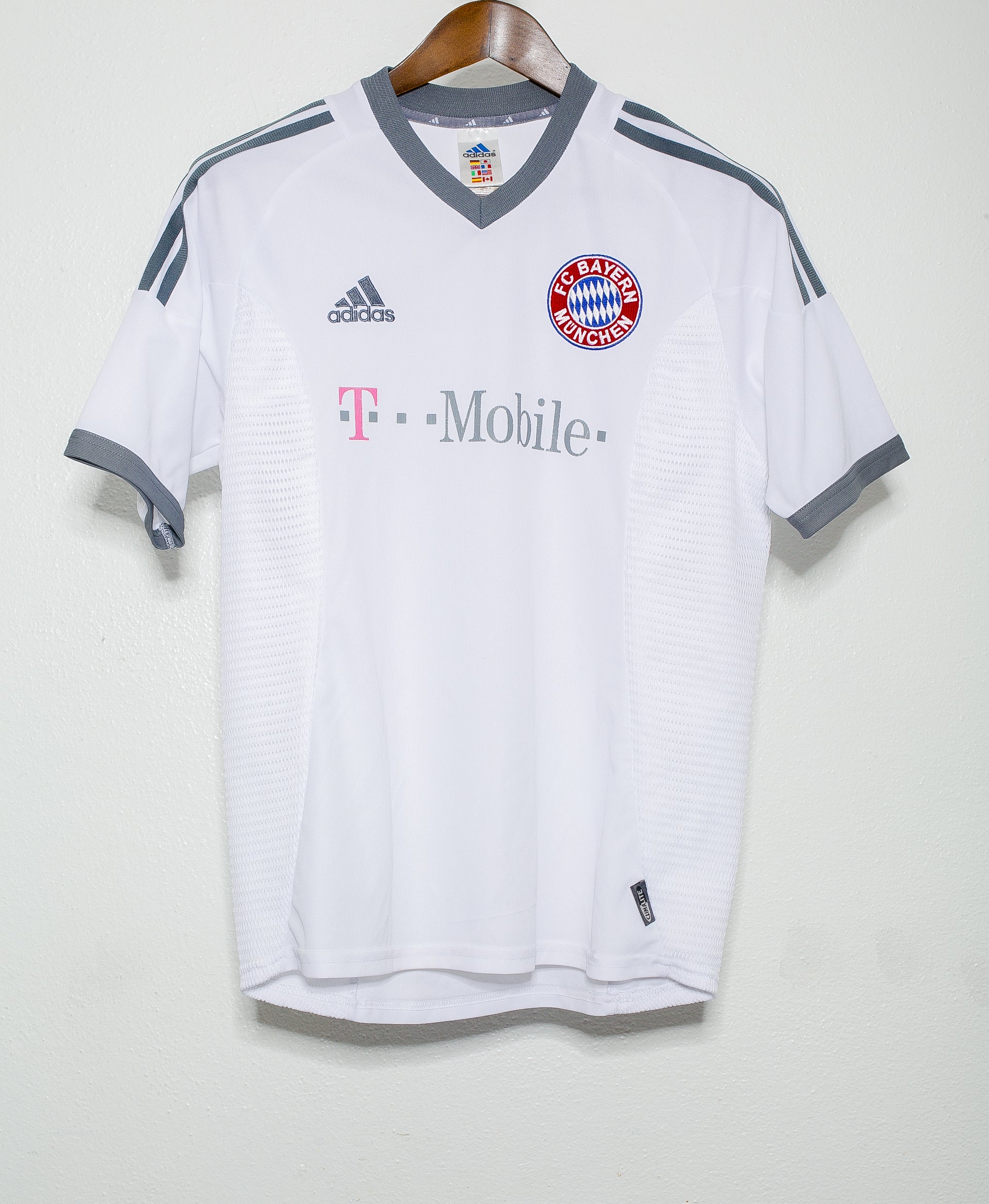 2002 Bayern Munich Away Jersey #9 Giovane Elber - Men's Soccer Jersey for Fans & Collectors - Perfect for Matchdays, Gifts & Memorabilia