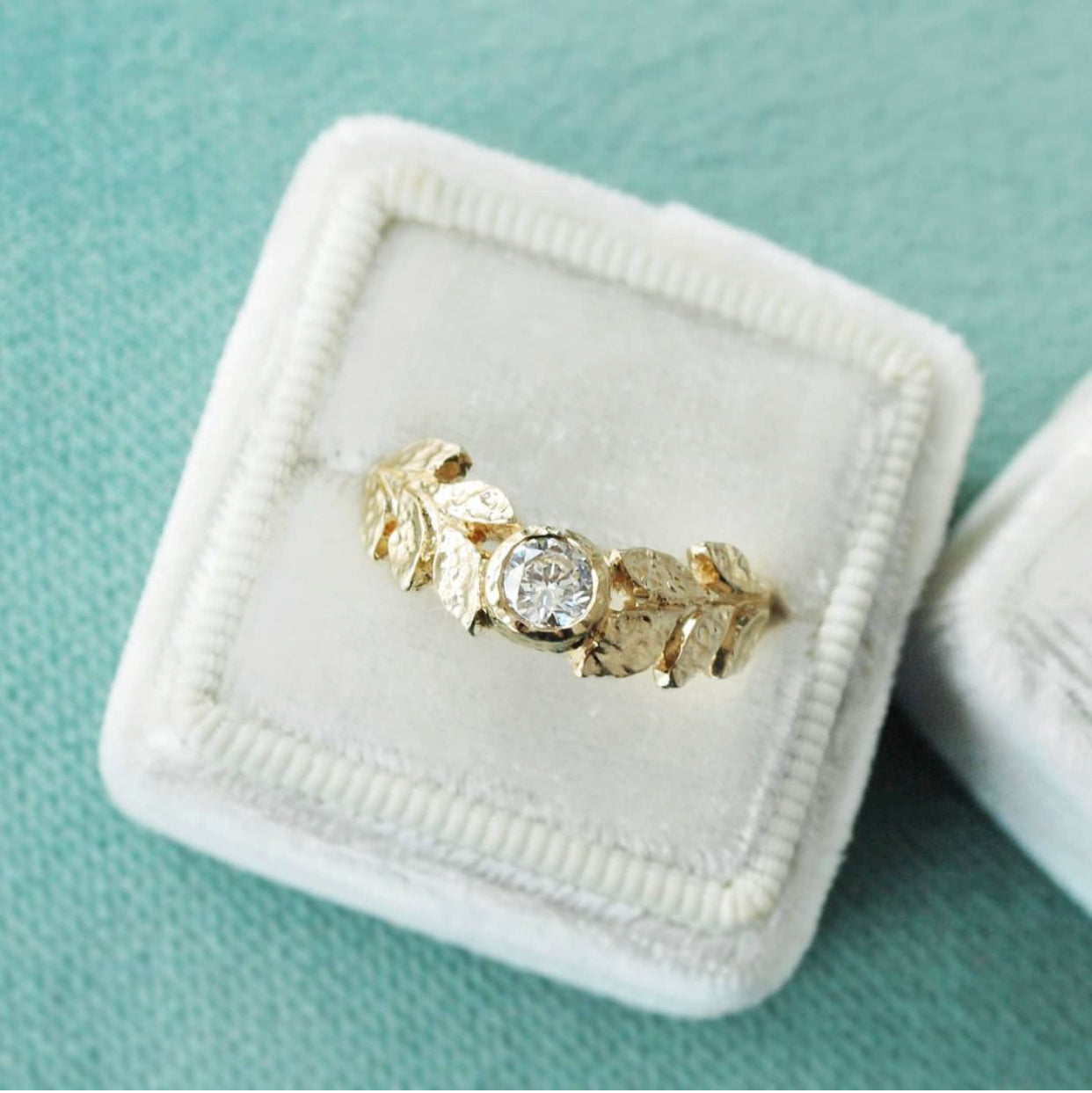 Elegant Deep Golden Wreath Solitaire Ring - Perfect for Weddings, Anniversaries & Special Occasions