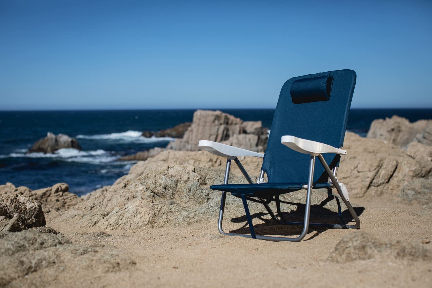 PICNIC TIME NCAA Illinois Fighting Illini Monaco Folding Beach Chair - Portable Outdoor Sports Chair for Football Games, Beach, Camping & Tailgating