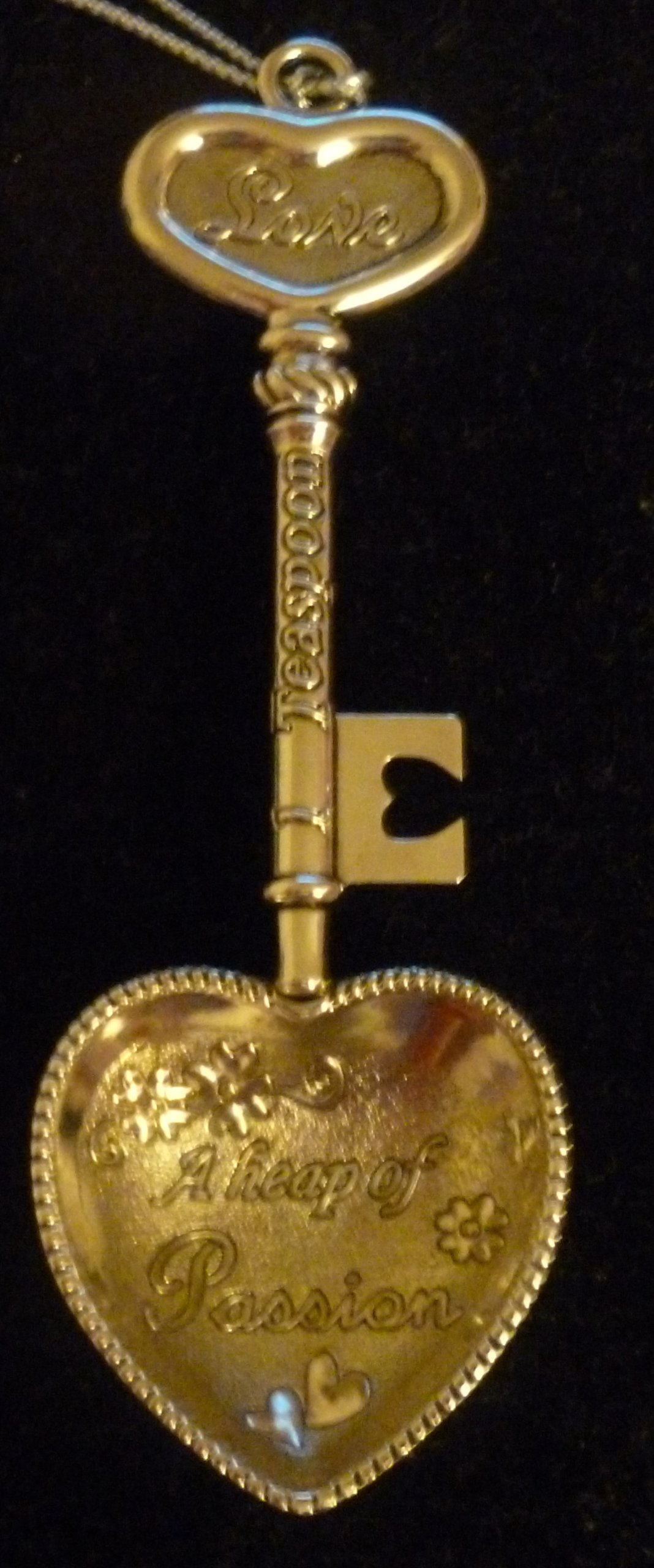 Keys to Love and Friendship Ornament - Heart-Shaped Keychain for Couples & Best Friends - Perfect for Valentine's Day, Anniversaries, and Gift Giving
