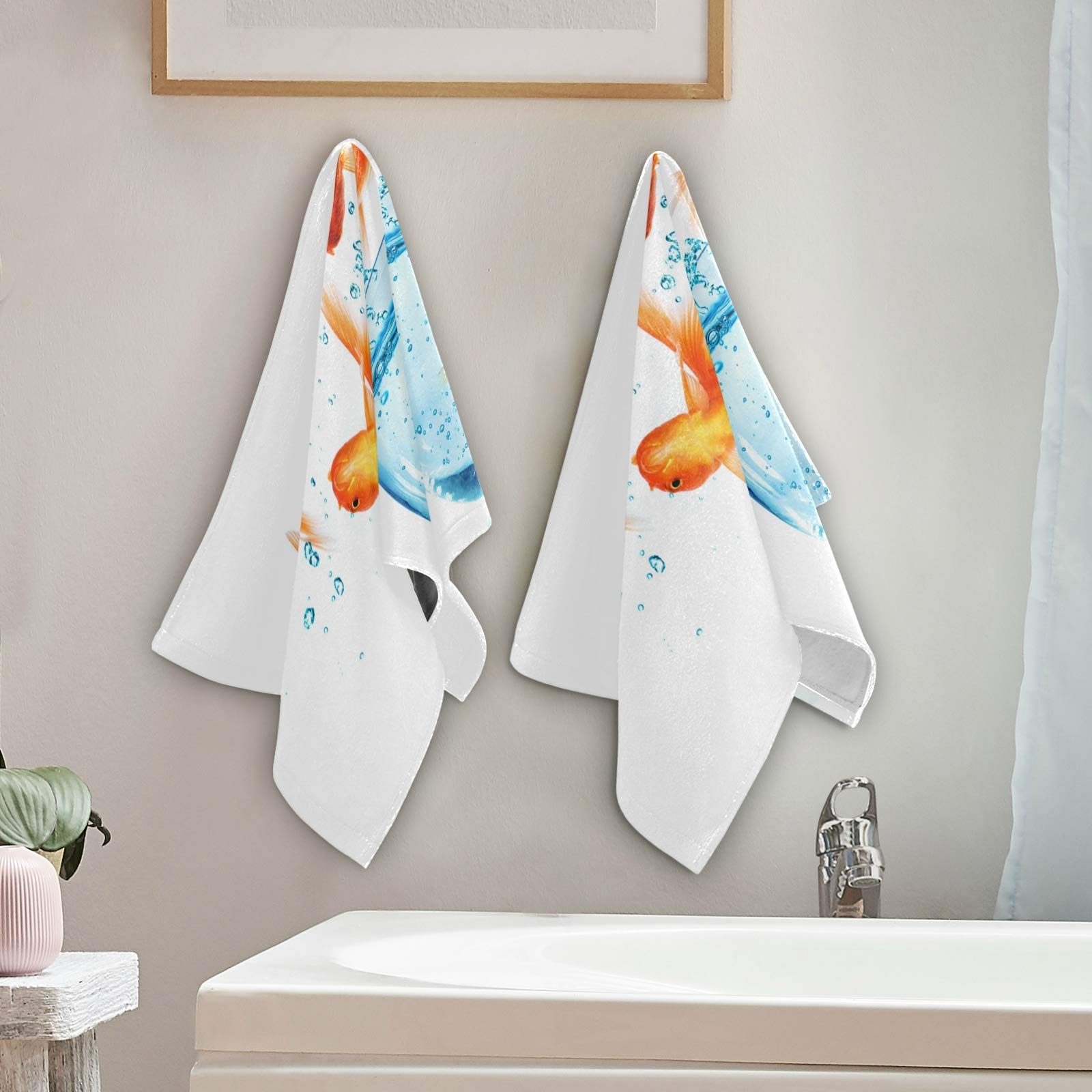 Susiyo Goldfish Jump Out of Aquarium Towel Set - 2 Pack Soft Bath Towels (28.3 x 14.4 Inch) for Bathroom, Kitchen & Spa | Absorbent Washcloths & Fingertip Hand Towels