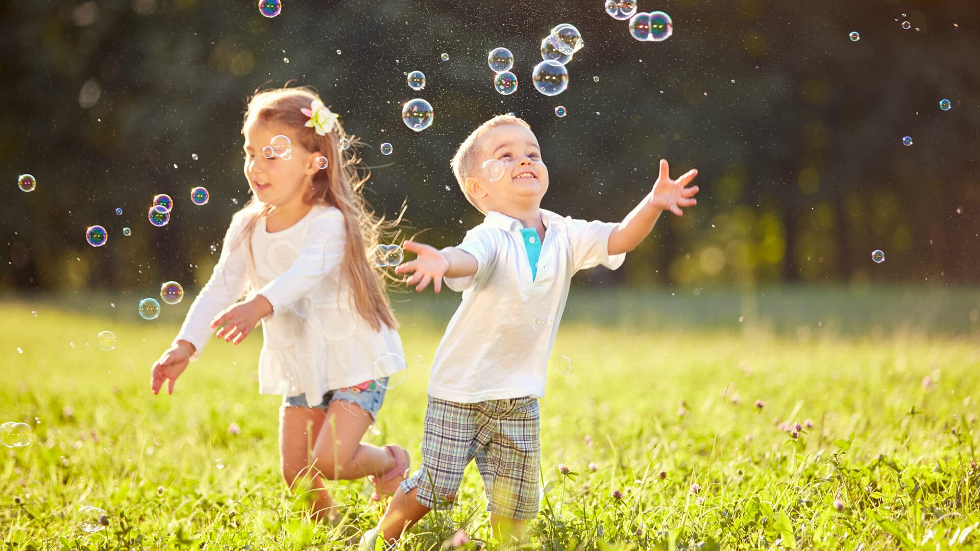 Peppa Pig Bubble Blowing Machine - Fun Bubble Maker Toy for Kids Ages 3+, Perfect for Outdoor Play, Birthday Parties & Backyard Fun - Great Gift for Toddlers & Preschoolers