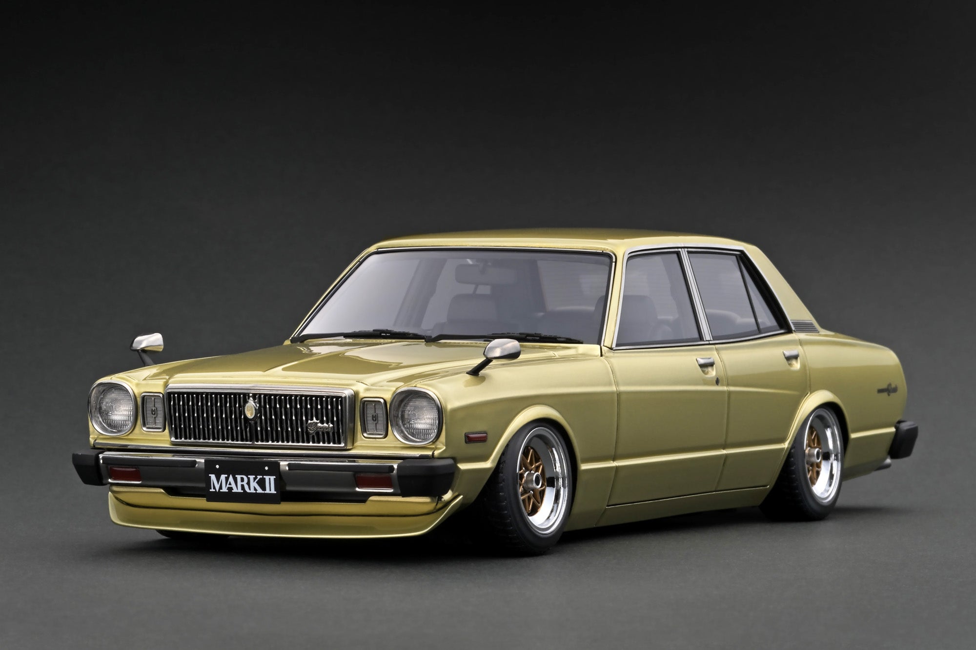 1:18 Scale Toyota Mark II Sedan Grande (MX41) Diecast Model Car - Gold Finish - Collectible Vintage Japanese Vehicle for Display & Gift Giving - Perfect for Car Enthusiasts & Model Collectors