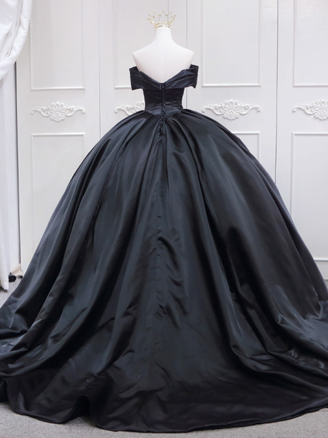 Elegant Black Sweetheart Neck Satin Long Prom Gown - Formal Evening Dress for Sweet 16, Homecoming, and Special Occasions