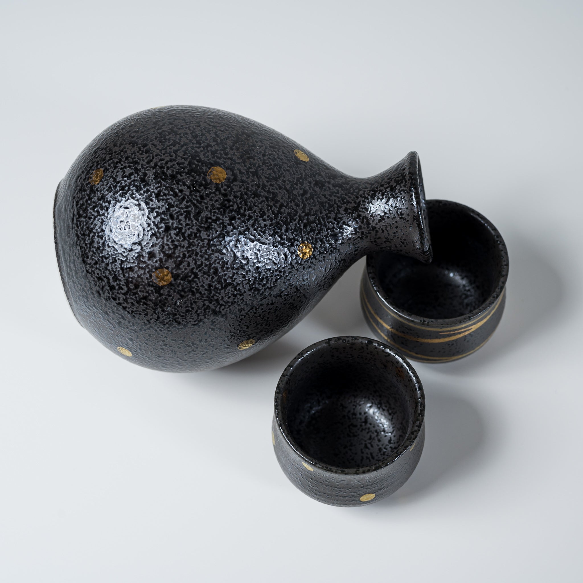Premium Mino Ware Hot Sake Set - Handcrafted Japanese Gilt Crystal Sake Cups & Carafe for Warm Sake - Perfect for Traditional Japanese Dining, Gift Giving & Home Entertaining